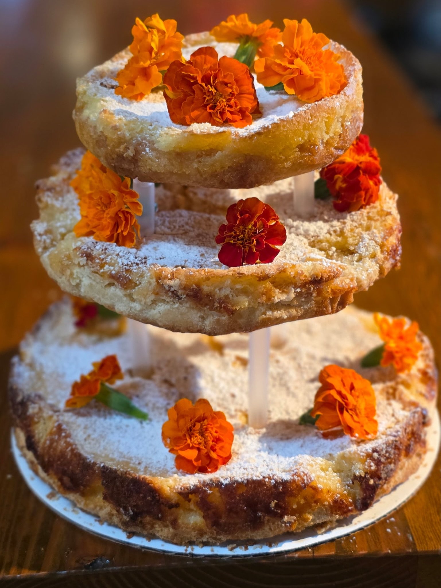 Wedding Wednesday: When you don&rsquo;t want a wedding cake but you love lemon bars 
.
.
.
.
.
#lemonbars #weddingcakes #freshflowers #lemon #wedding