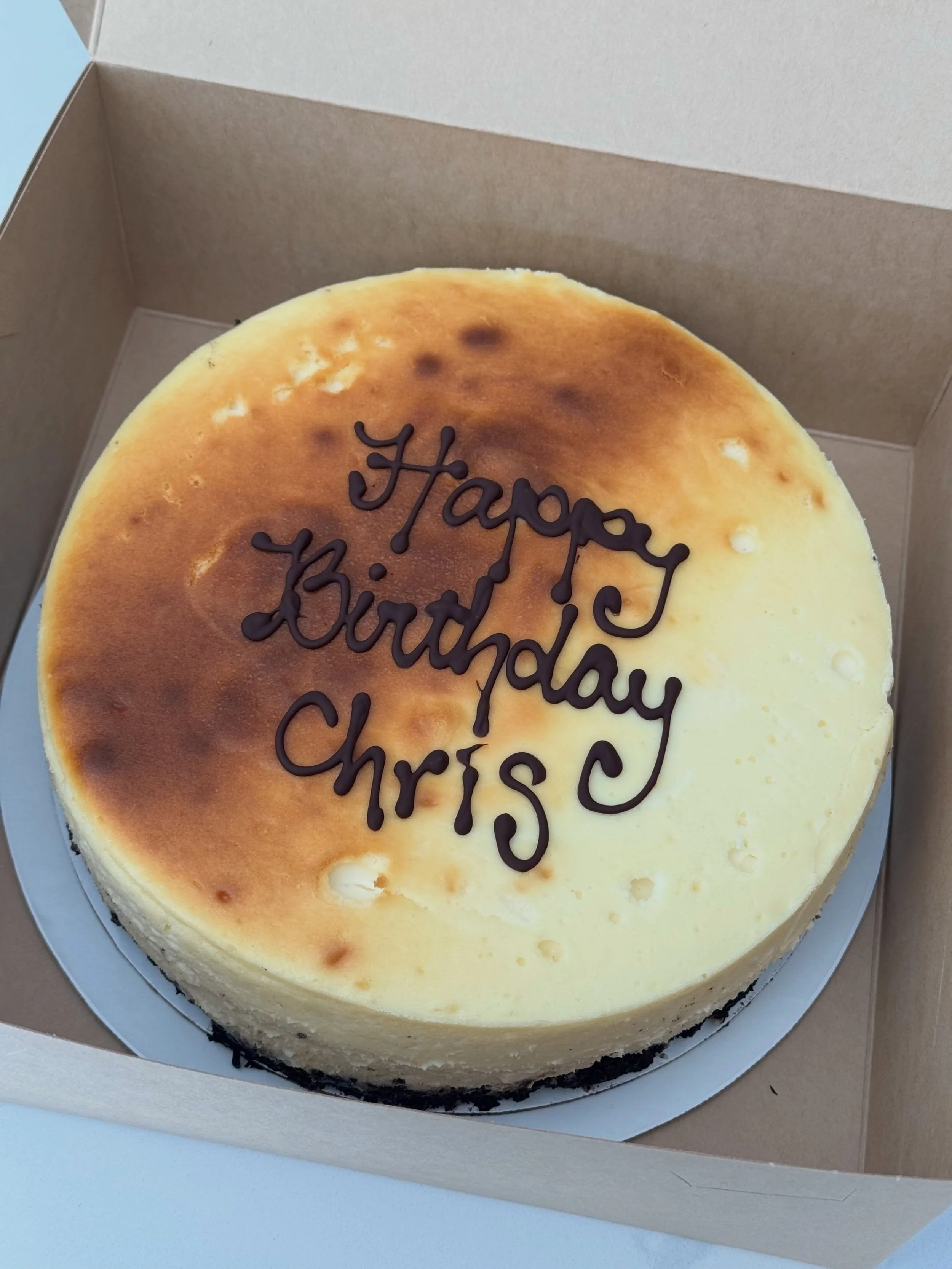 Chris&rsquo;s birthday cheesecake with an Oreo crust 😋
.
.
.
.
.
#cheesecake #happybirthday #oreo #cheesecakelovers #oreos