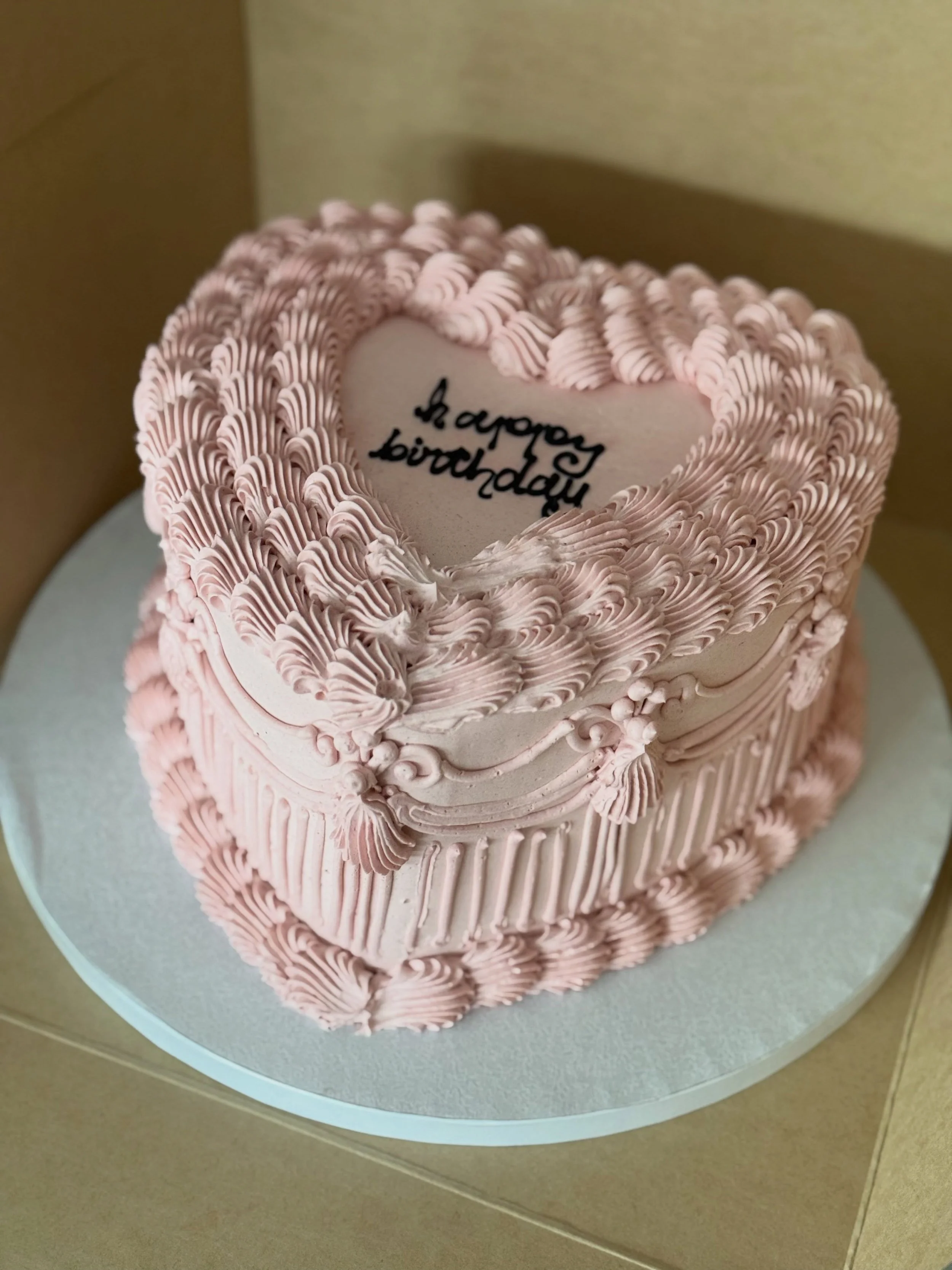 💖
.
.
.
.
.
#happybirthday #heartshaped #lambeth #cake #buttercream