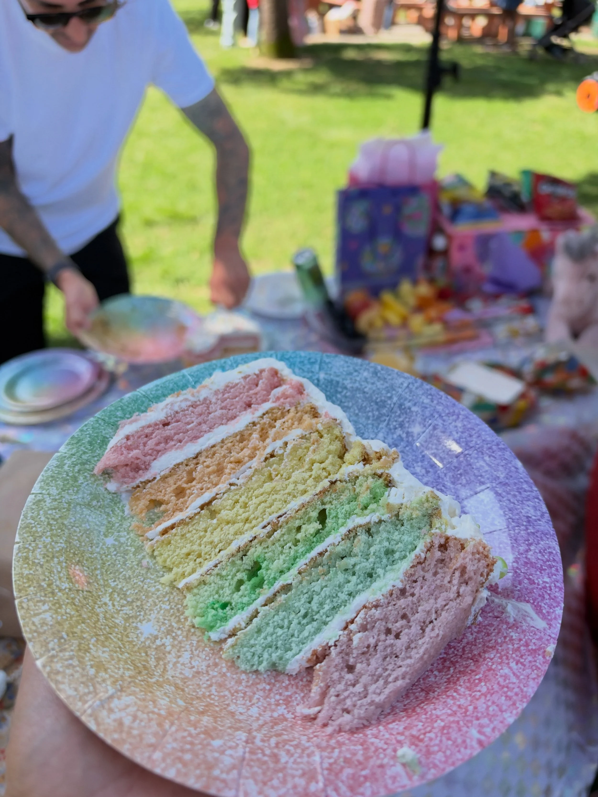 🦄 
.
.
.
.
.
#rainbowcake #pastel #edibleglitter #cake #buttercream