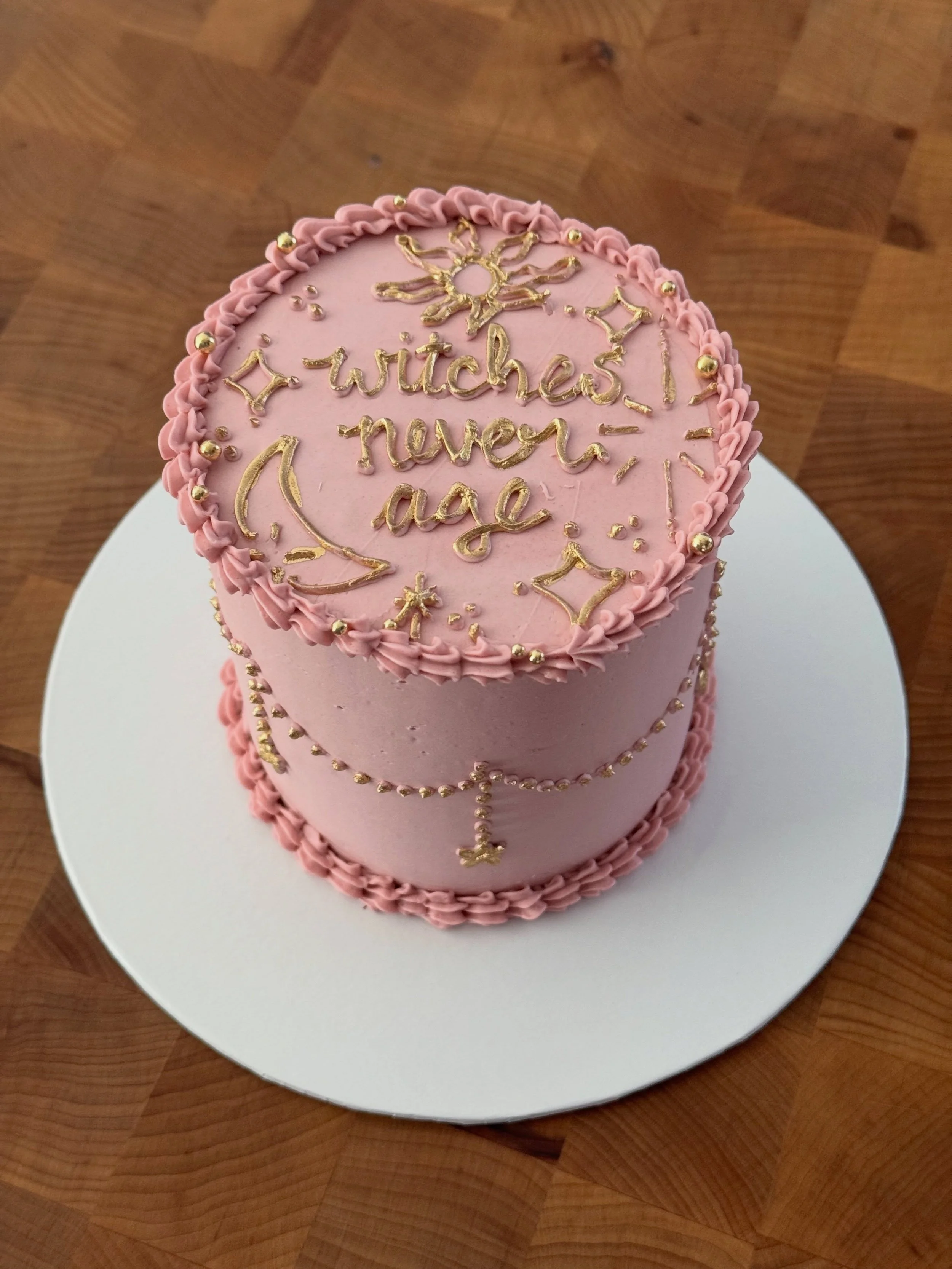 witches never age 🌙✨☀️
.
.
.
.
.
#birthdaycake #buttercream #cake #witchesofinstagram🔮🌙 #gold