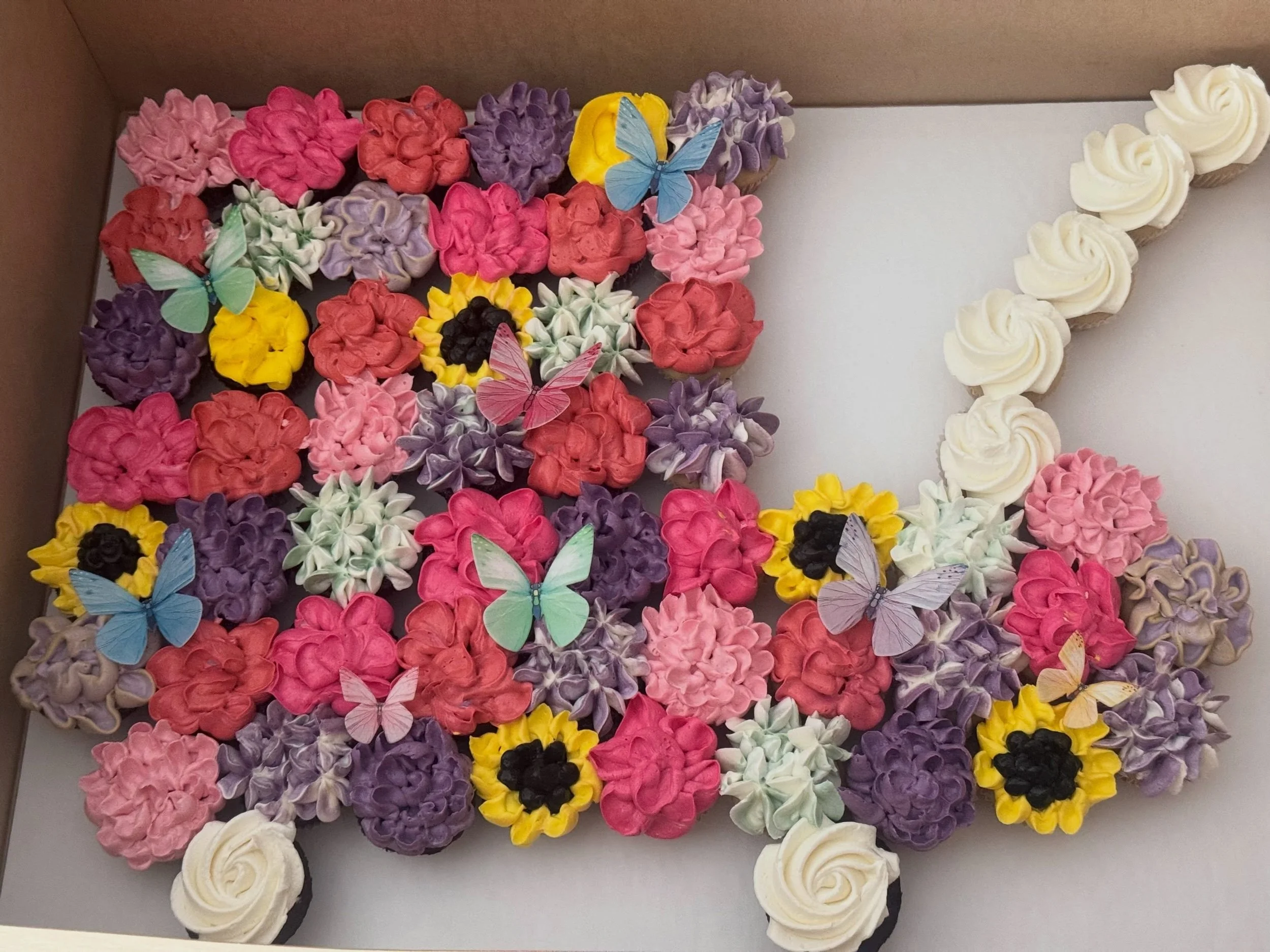 Baby Buggy mini cupcake pull apart cake with a side of gluten free mini cupcakes 🌹🌸💐🌺🌷🌻🌼🦋
.
.
.
.
.
#babybuggy #pullapartcake #minicupcakes #buttercream #buttercreamflowers
