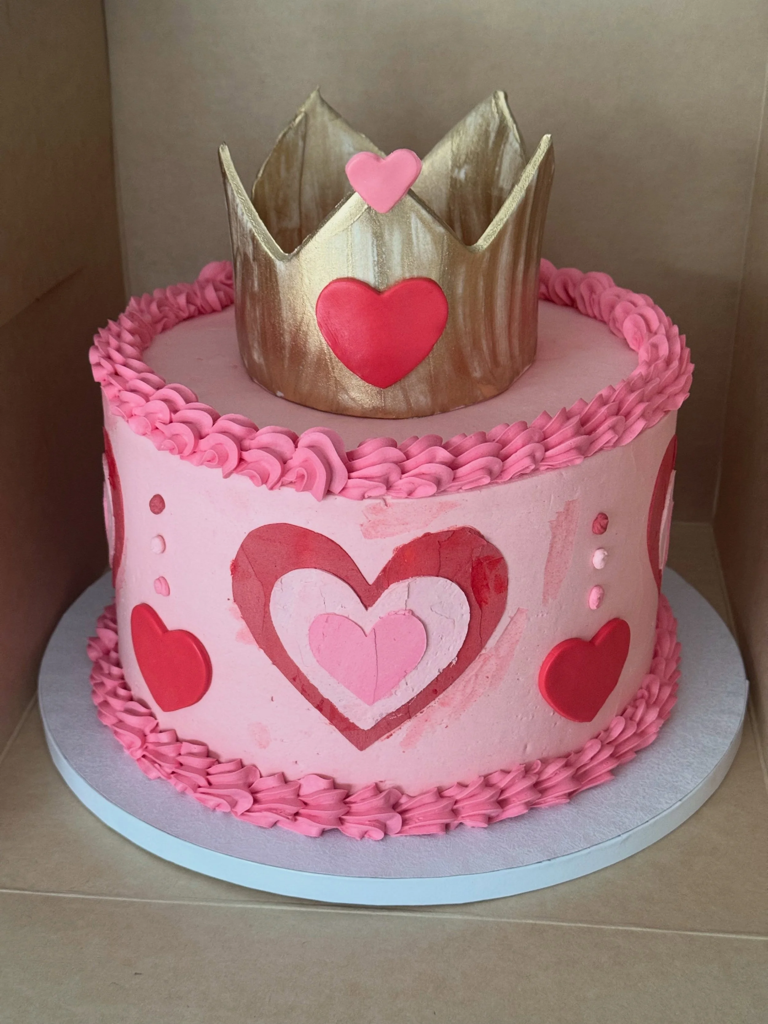 👑❤️💕
.
.
.
.
.
#cake #buttercream #birthday #hearts #pink