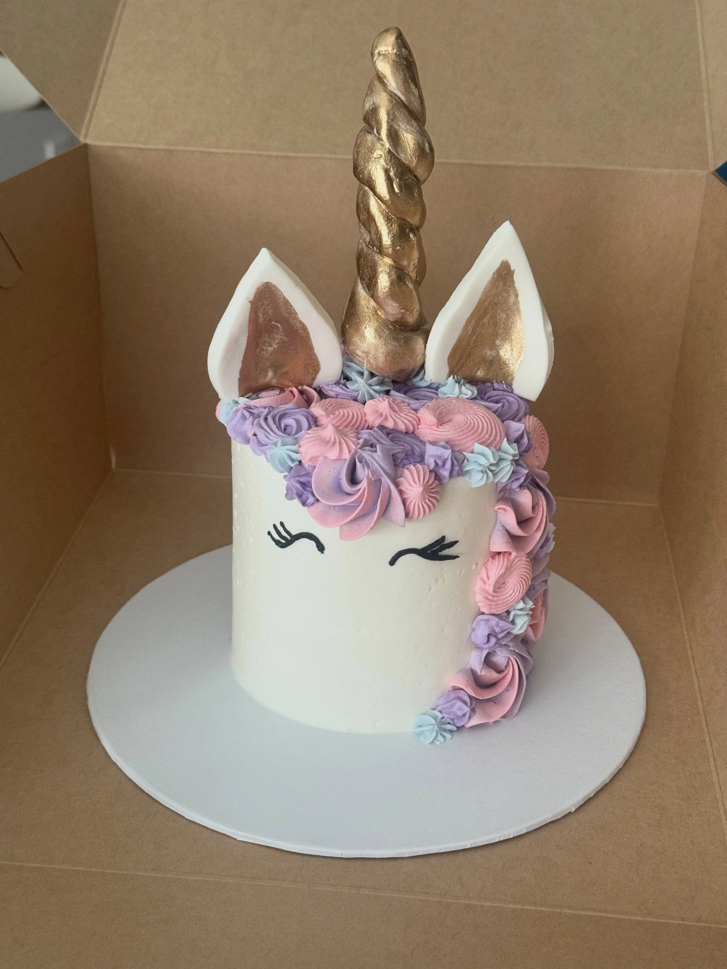 Out of the kitchen until Sunday 10/4! All DMs, emails, texts, and calls will be returned on Monday 10/5. Currently booked through Saturday 10/24 with limited availability the remainder of October.
.
.
.
.
.
#unicorn #unicorncake #minicupcakes #butter