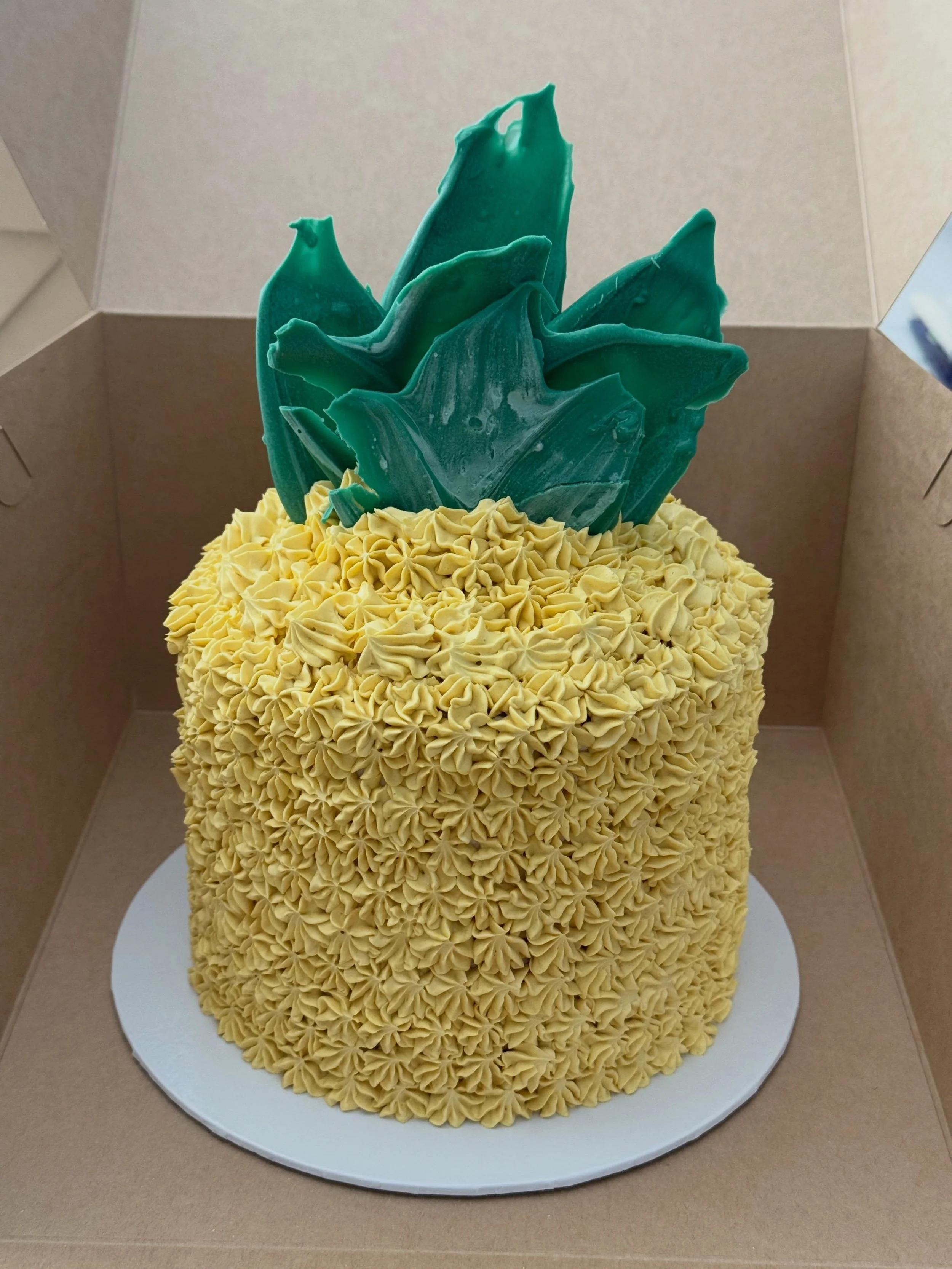 🍍 Back in the kitchen and catching up on messages 
.
.
.
.
.
#pineapple #cake #buttercream #cakes #pineapples