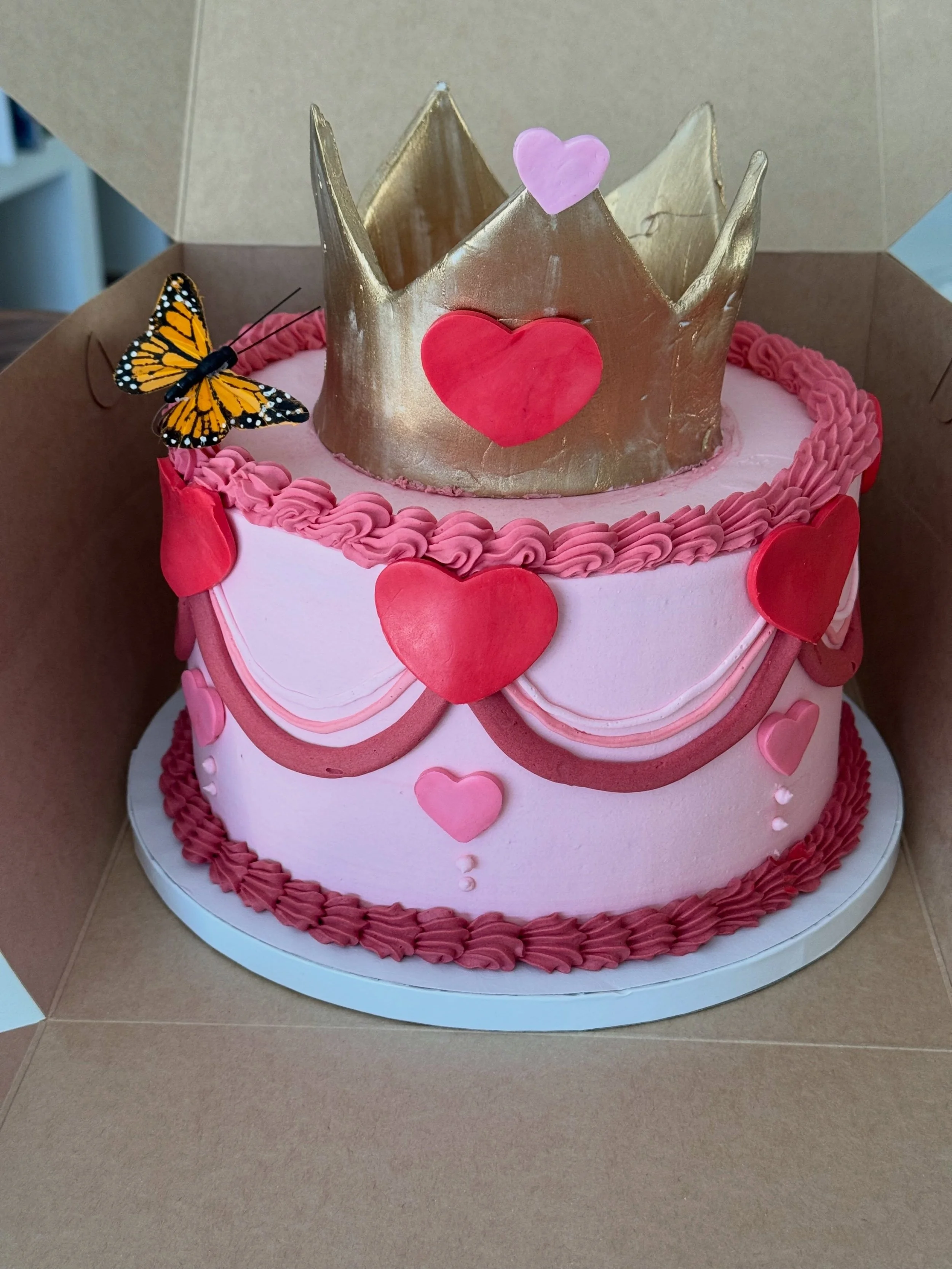 👑 ❤️🩷
.
.
.
.
.
#birthday #cake #buttercream #crown #heart