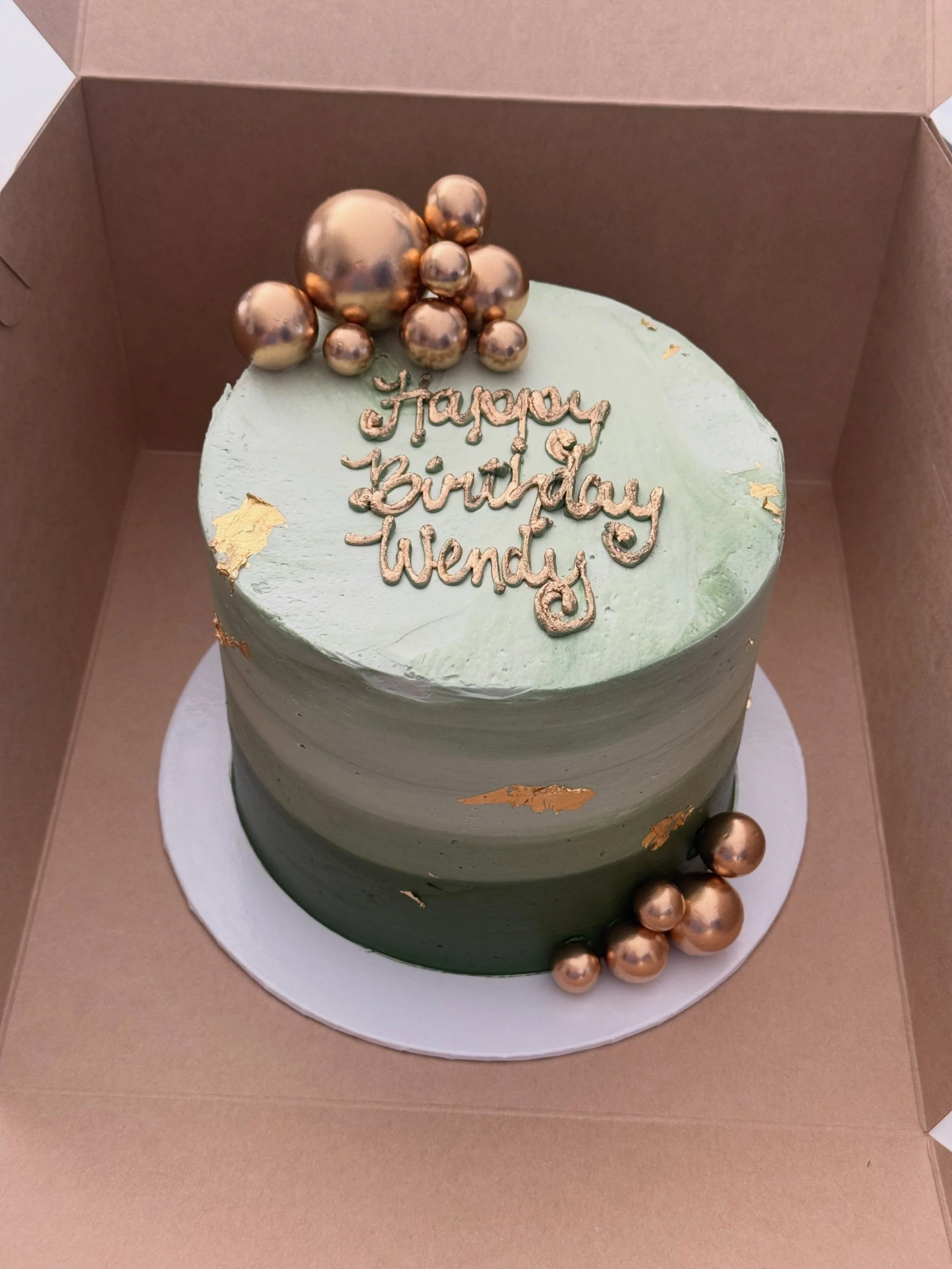 Happy Birthday Wendy! 💚🌟
.
.
.
.
.
#happybirthday #cake #ombr&eacute; #buttercream #gold