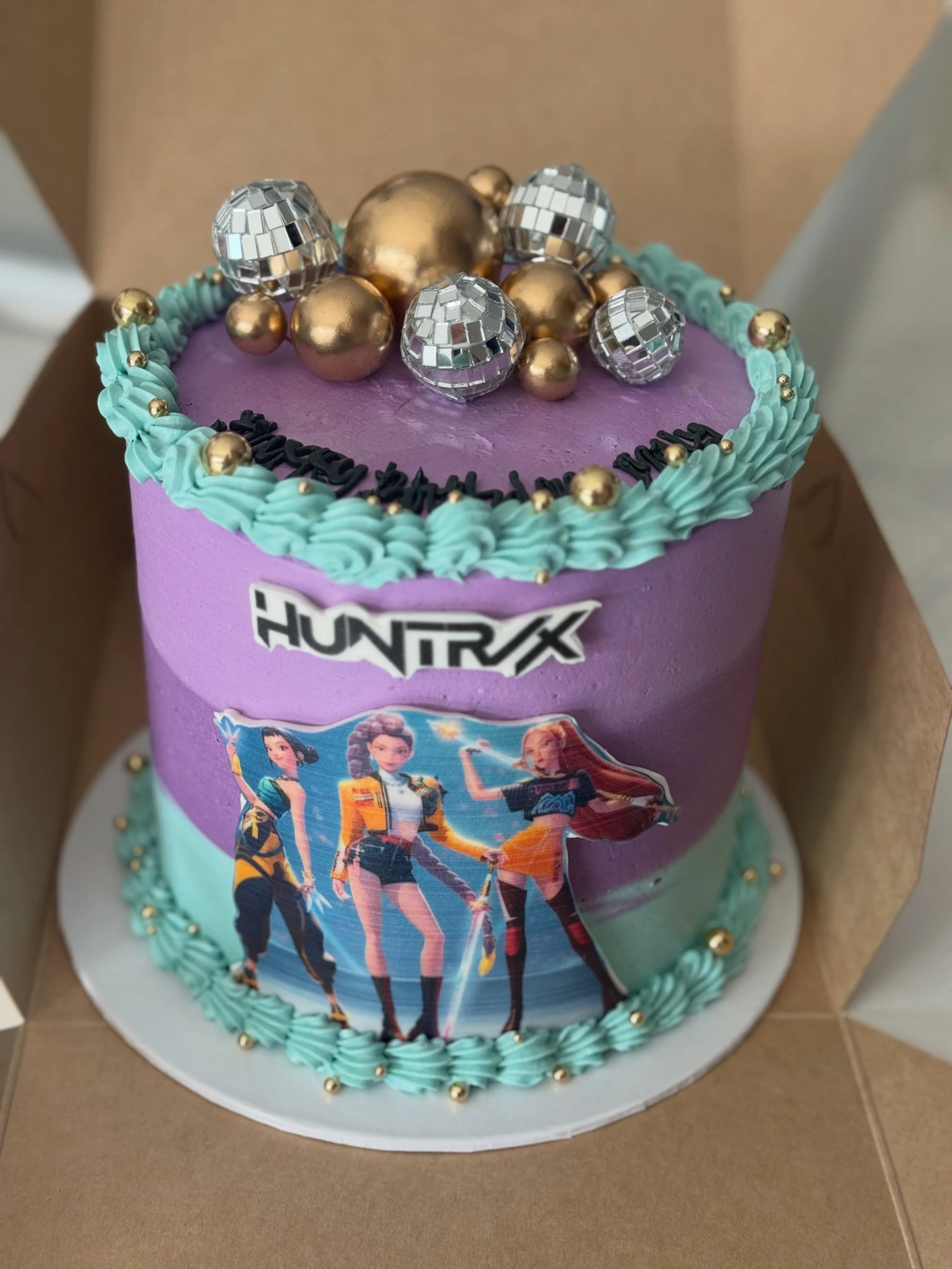 Molly&rsquo;s KPop Demon Hunters cake to celebrate her 4th birthday! 
.
.
.
.
.
#kpopdemonhunters #cake #buttercream #ediblephoto #happybirthday