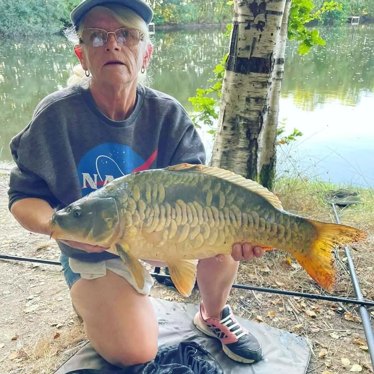 Some lovely catches from @glen.phillips1 and Bev. Thanks for sharing! Lovely mix of fish with the largest catch being 16lb 5oz. Caught using boilies.

#carpfishing #carp #fishing #fishingholiday #kentfishing #mirrorcarp #fishinglake #visitkent