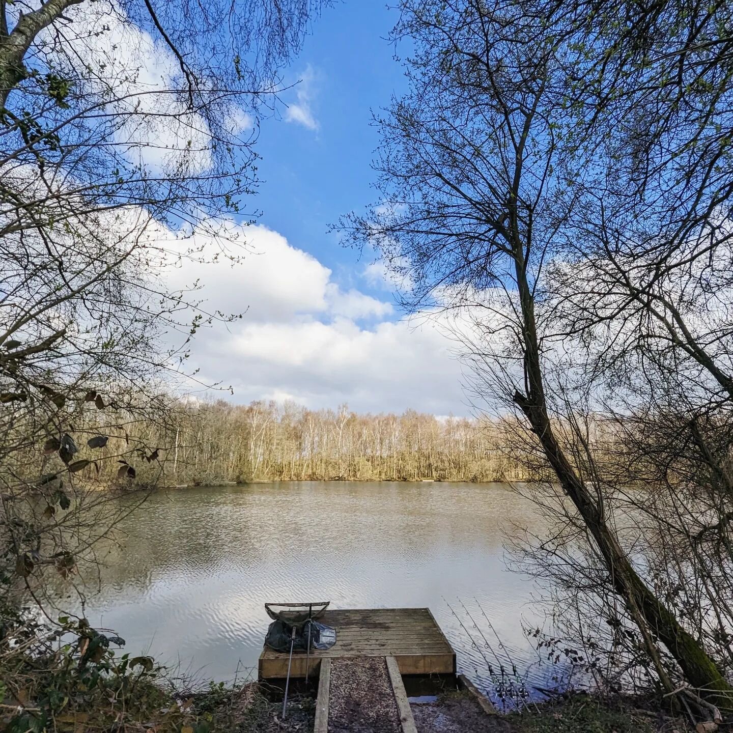 Lovely to finally have some sun at last 😎 Hoping this will stick around for the Easter weekend... 🙏🐰

#staycation #visitkent #lake #fishinglake #fishingholiday #blueskies