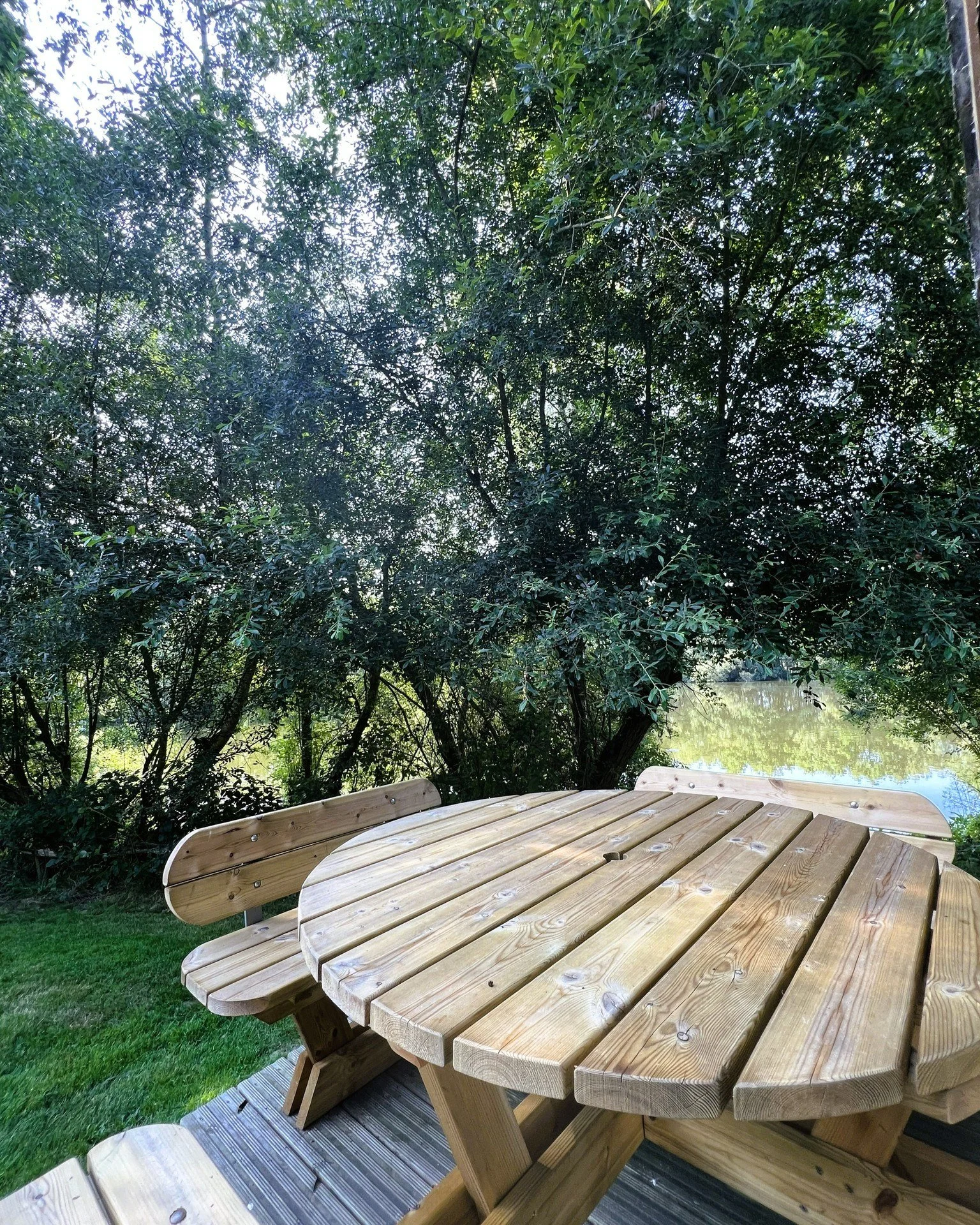 Your table. Your view. Your weekend 🌿

Step outside and the lake is just a few steps away. The perfect spot for breakfast, a coffee or just to sit and enjoy the peace and quiet.

#LakesideLodge #LodgeLife #KentFishing #FishingHoliday #SlowLiving #Ou