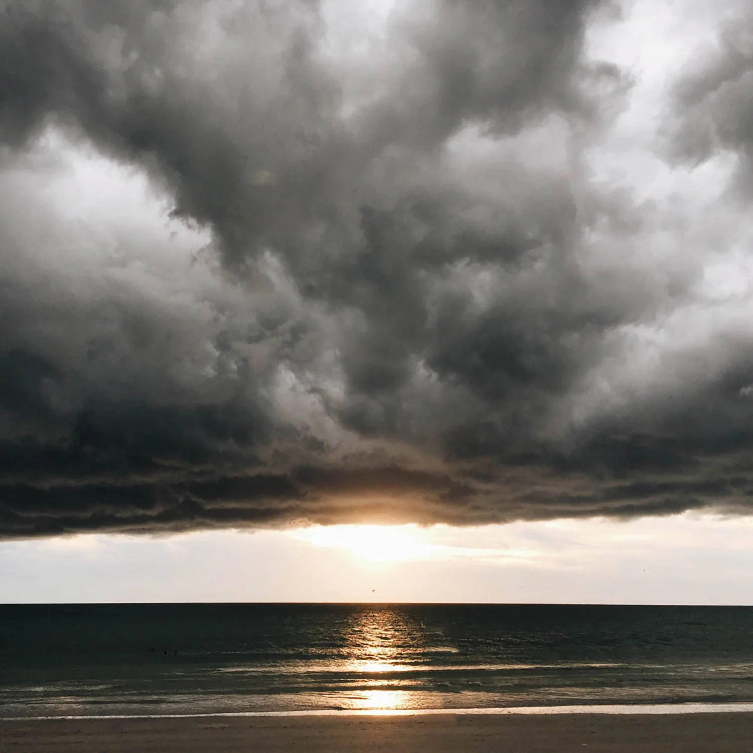 6-stormy-dark-sky-at-the-beach.jpg