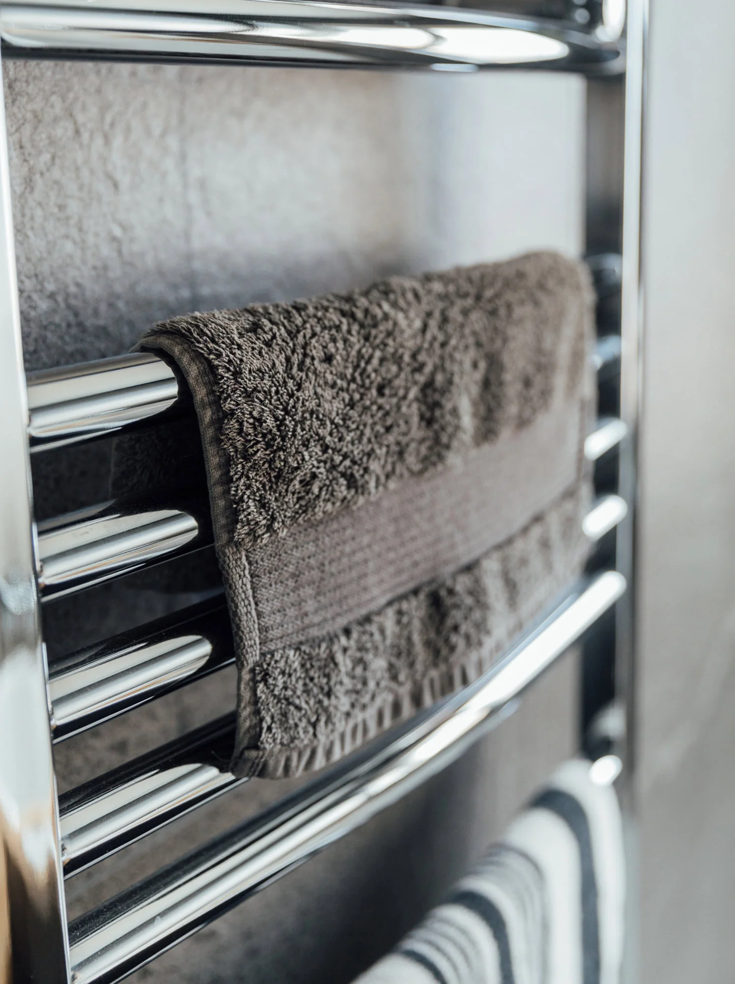 11b-dark-bathroom-details-2.jpg