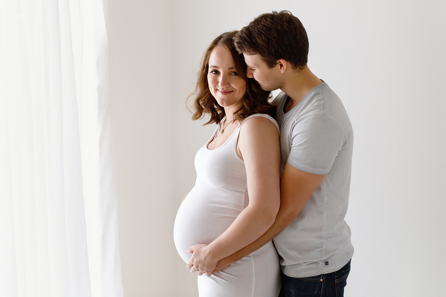 pregnancy-couple-pose.jpg