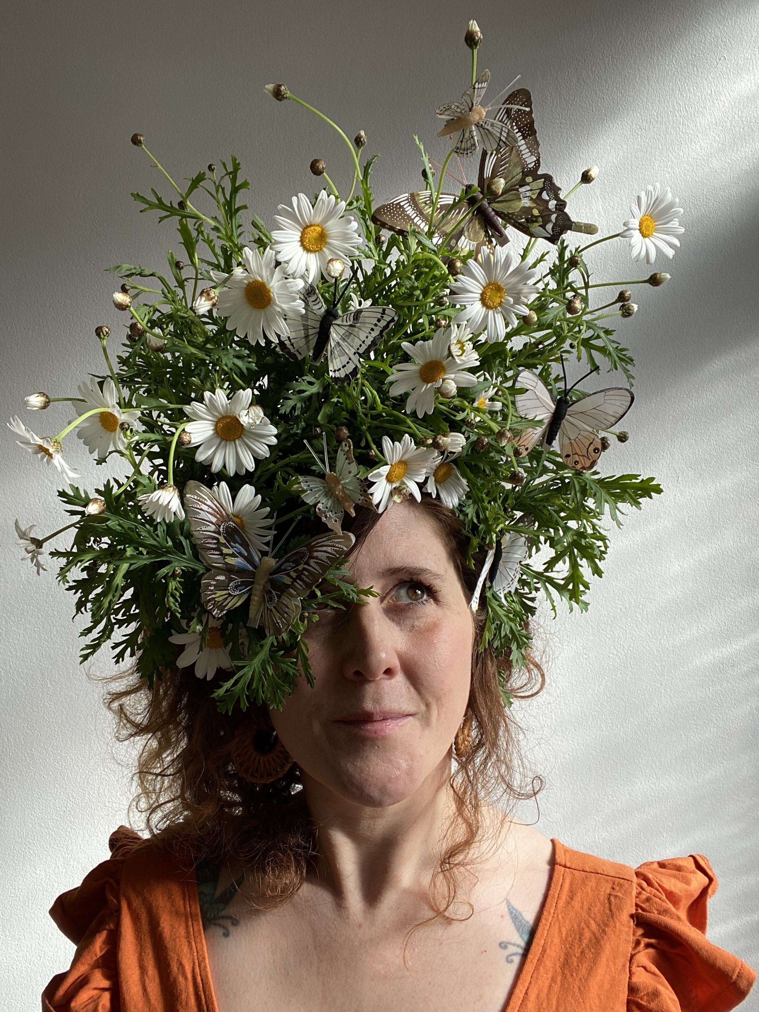  Sophie Powell, U.FL.O.  wearing a large daisy flower crown
