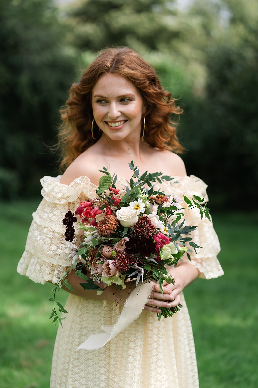Wedding flowers course bride with bridal bouquet