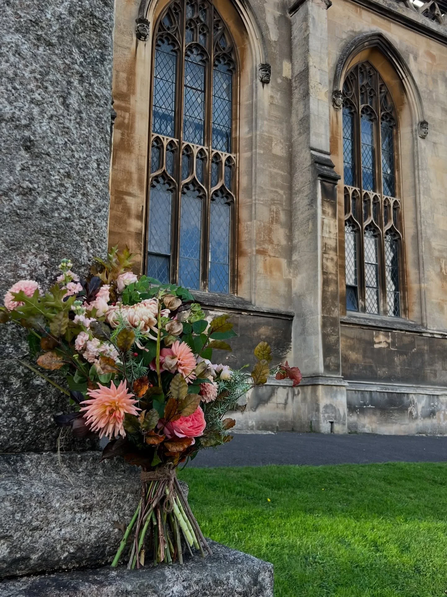 Happy Monday, lovelies!

Whilst it may be a dreary day here in Bath, we have a beautiful week ahead at The Bath Flower School.

On Tuesday, we have our two-day Sustainable Sympathy Flowers course &mdash; an area of floristry that&rsquo;s long overdue