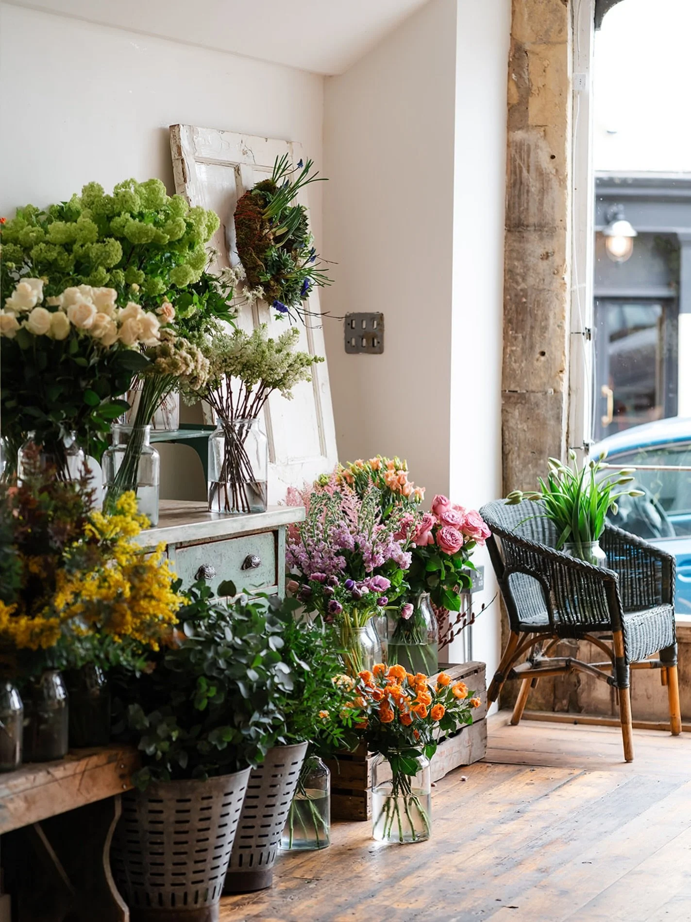 Happy Monday Lovelies.

This week we are welcoming a new group of students to the flower school for our three day Floristry Basics course, and we are very much looking forward to it. This course is all about building strong foundations, from conditio