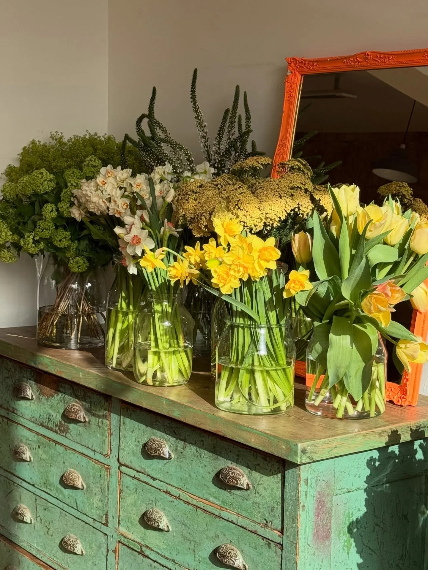 Happy Monday Lovelies,

It&rsquo;s a slightly slower week here at the flower school due to the long Easter break. Today we&rsquo;re welcoming students for our seasonal celebratory course, Hello Spring! We&rsquo;ll be making hand-tied bouquets and liv