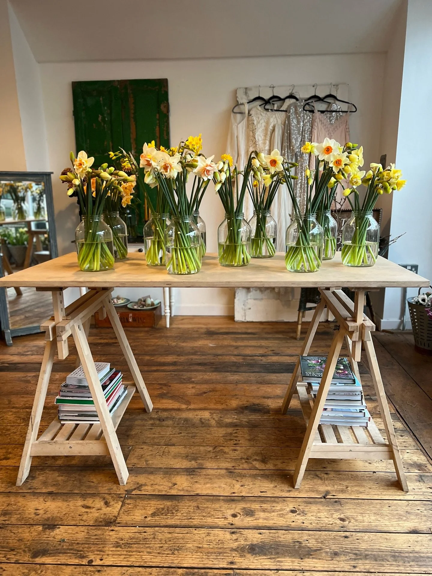 Happy Easter Lovelies! 🐣 

Hope you&rsquo;re starting the day with a chocolate fuelled breakfast 🍫

So lovely to see the sunshine back. Wishing you a long leisurely weekend - enjoy! X 

#thebathflowerschool #happyeaster #weekendvibe #flowerschool #