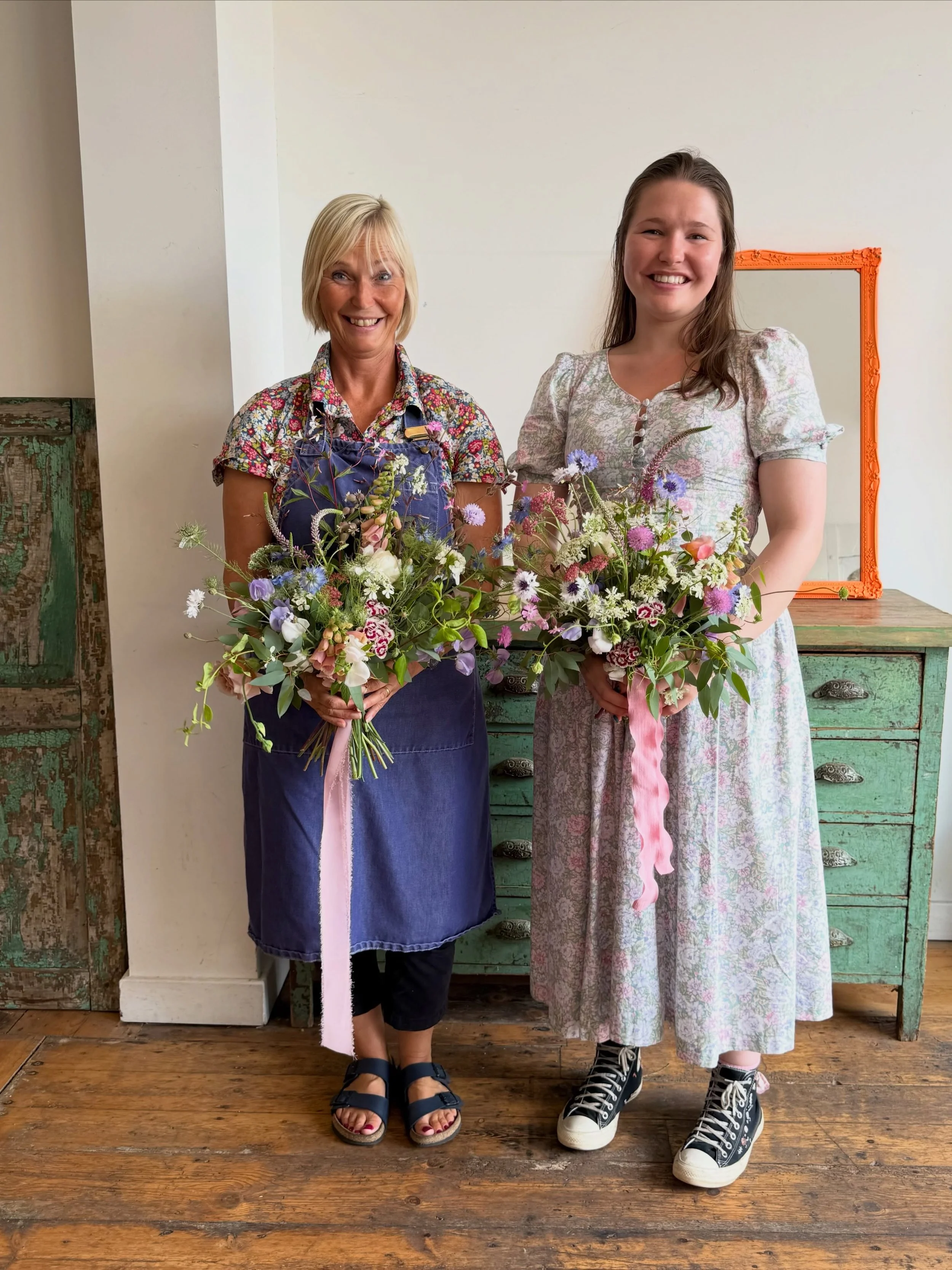 Reflecting on a wonderfully busy week at the flower school.

We started the week with a bespoke course for two lovely students who wanted to further their floristry skills. Over several days we explored a range of techniques, including mantlepiece de