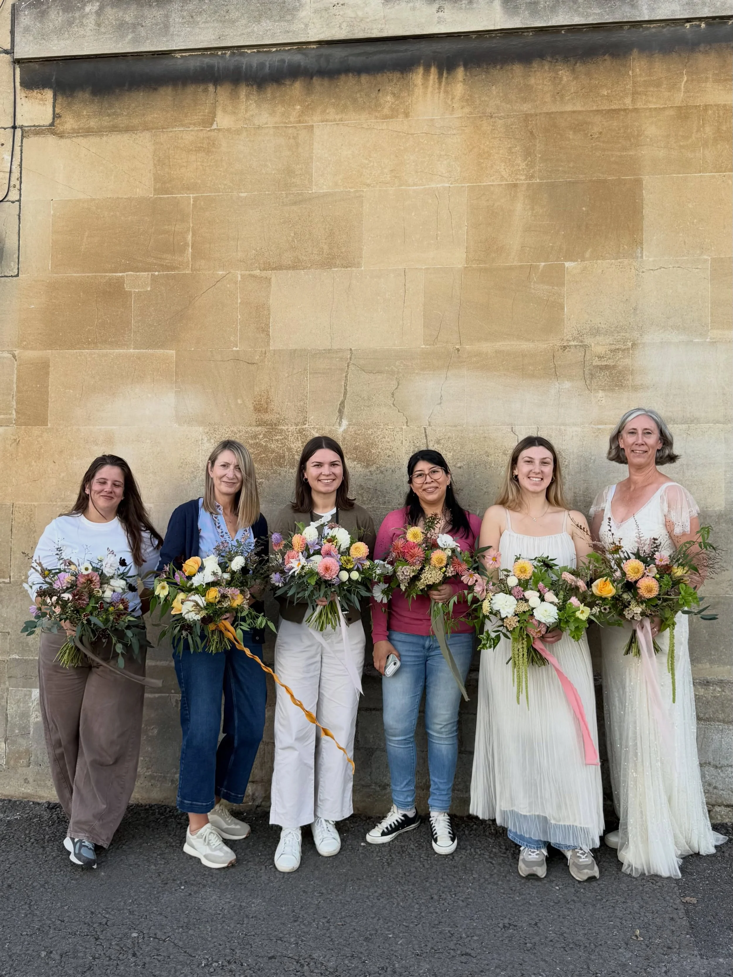 PROFESSIONAL FLORISTRY COURSE
Day 9 - Wedding Day

Weddings are a huge part of life as a florist, so this day covers the whole journey from start to finish. The students work through how to take a wedding from that very first enquiry, right through t