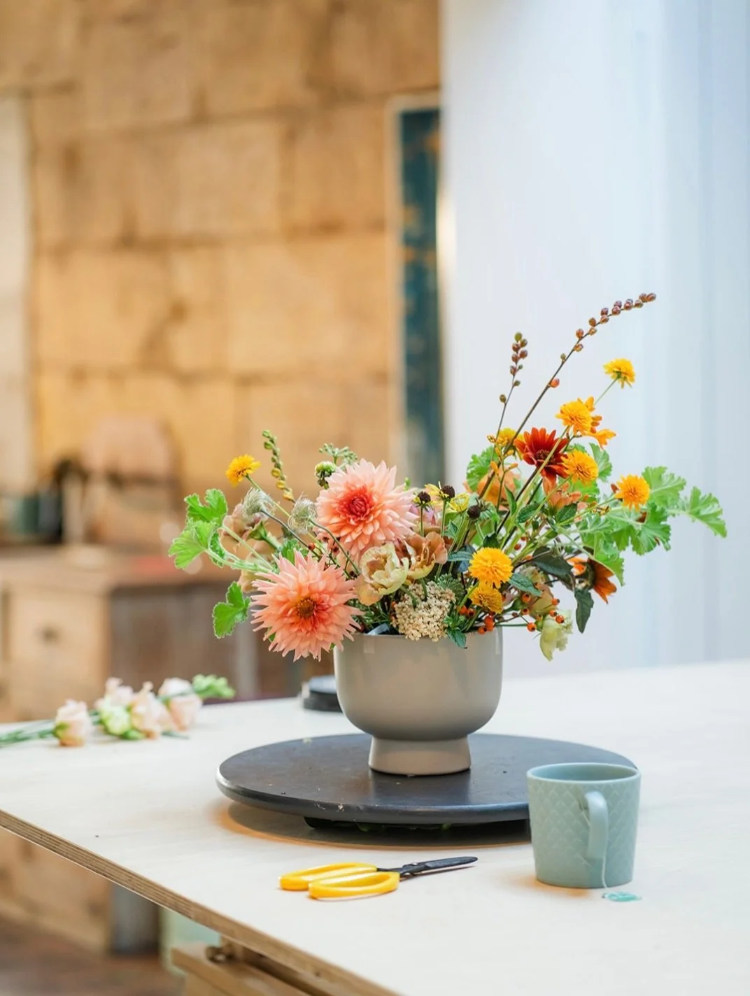 Happy Monday Lovelies! 

Tomorrow we&rsquo;re welcoming a new group of students to the flower school for our three-day Floristry Basics course.

Three days dedicated to flowers, learning new techniques and having time to simply play and experiment. N