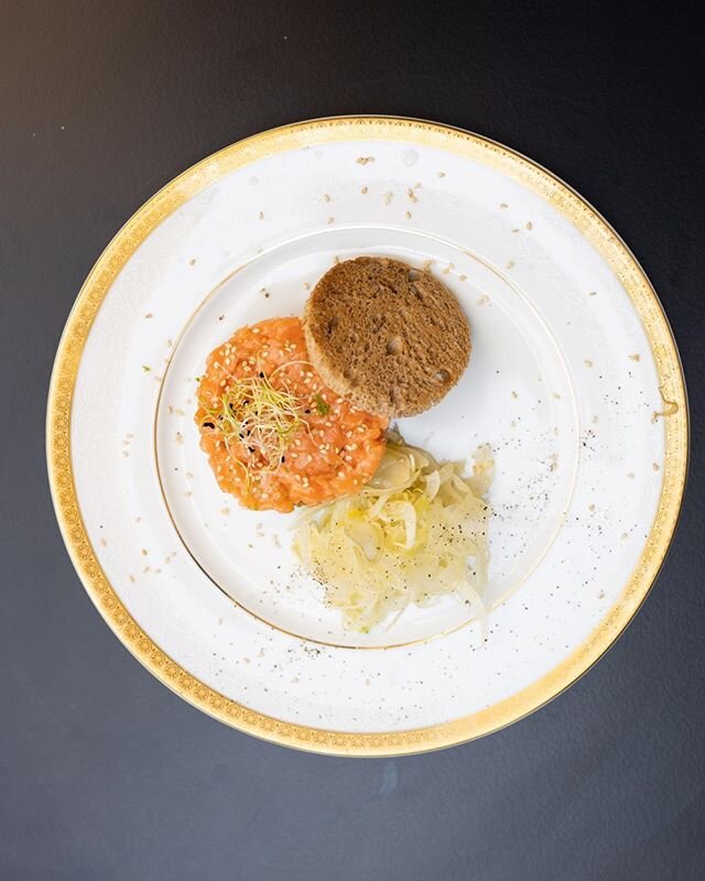 Tartare di salmone con guacamole ... healthy food in stile Ambl&egrave; / Salmon tartare with guacamole in Ambl&egrave; style #amble #amblefirenze #florence #firenze #italia #italy #food #drink #music #radioamble