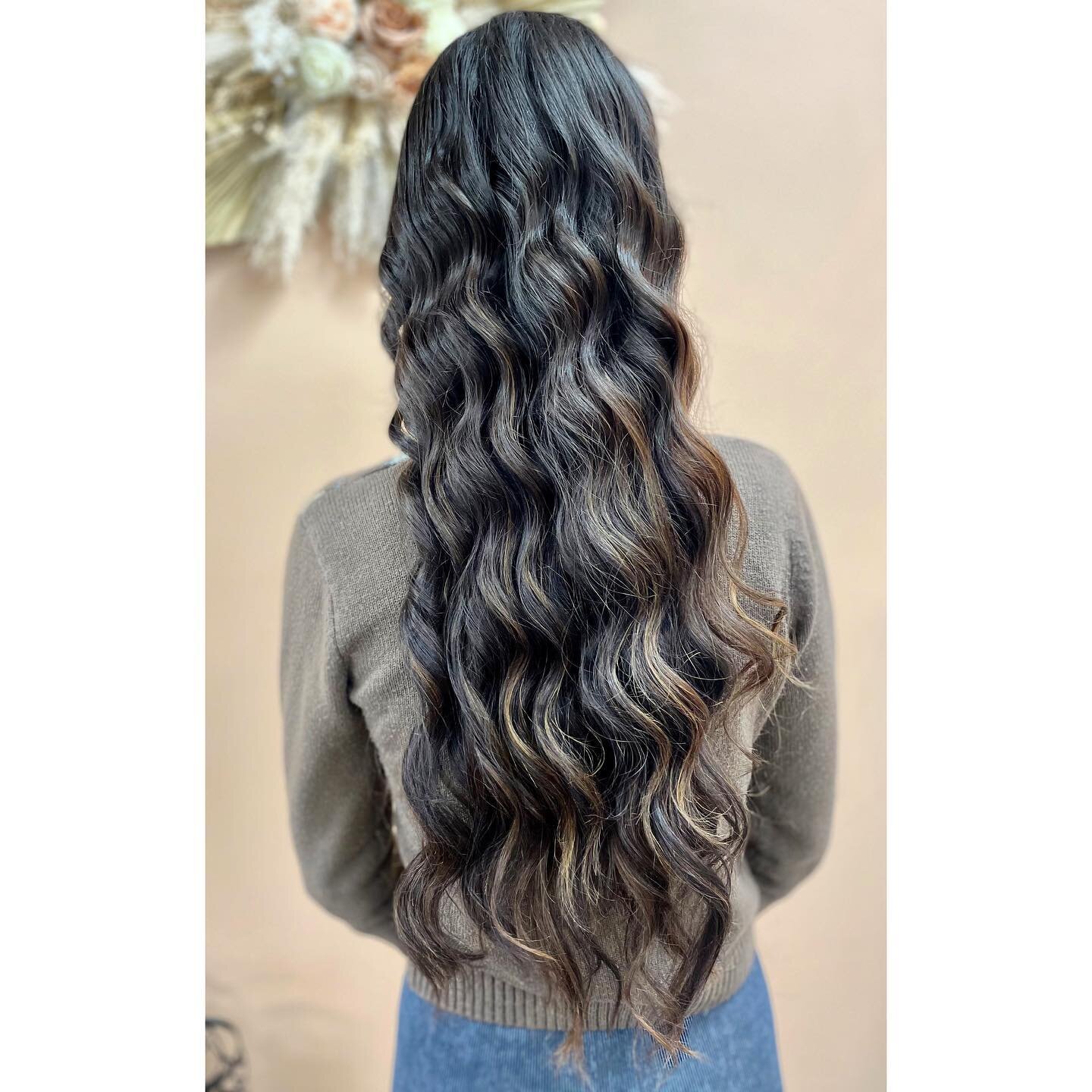 Textured beachy style waves ✨ 
Hair by Olivia @oczbeauty_