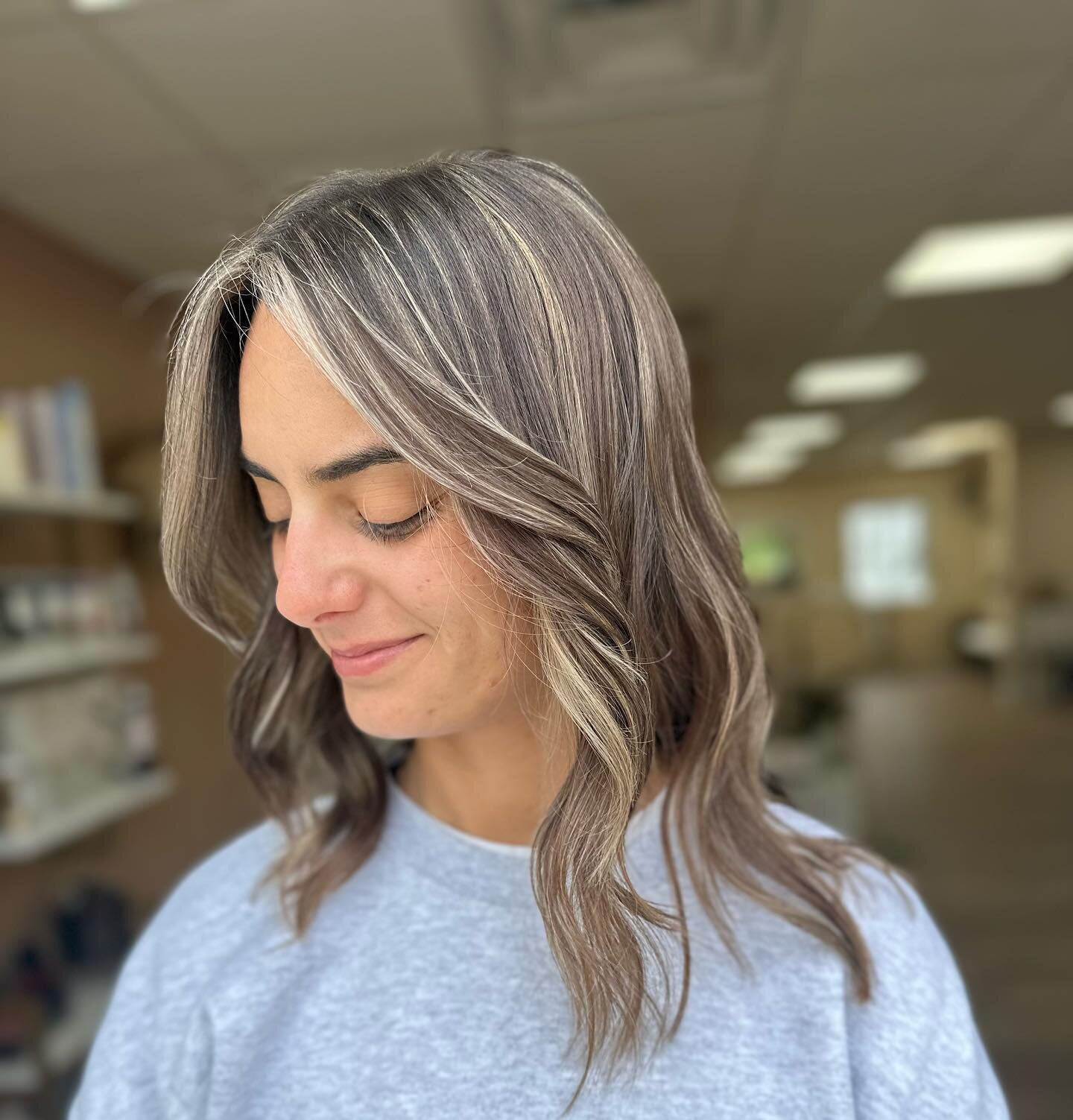 When this time of year rolls around, we&rsquo;re gonna start seeing some more of our blonde clients going &lsquo;Bronde&rsquo; and adding some darker base. Maybe with some pops of color or warm hues! This clients money piece however is just gorg 👏 n