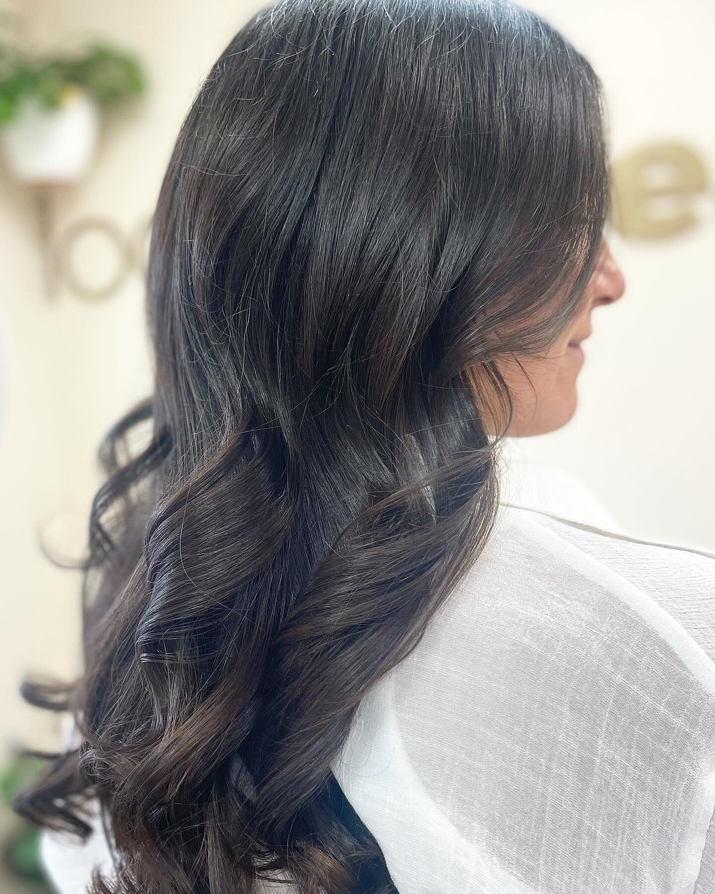 Bouncy waves &amp; a blowout make for the perfect pairing👌🏼Hair by Olivia @oczbeauty_