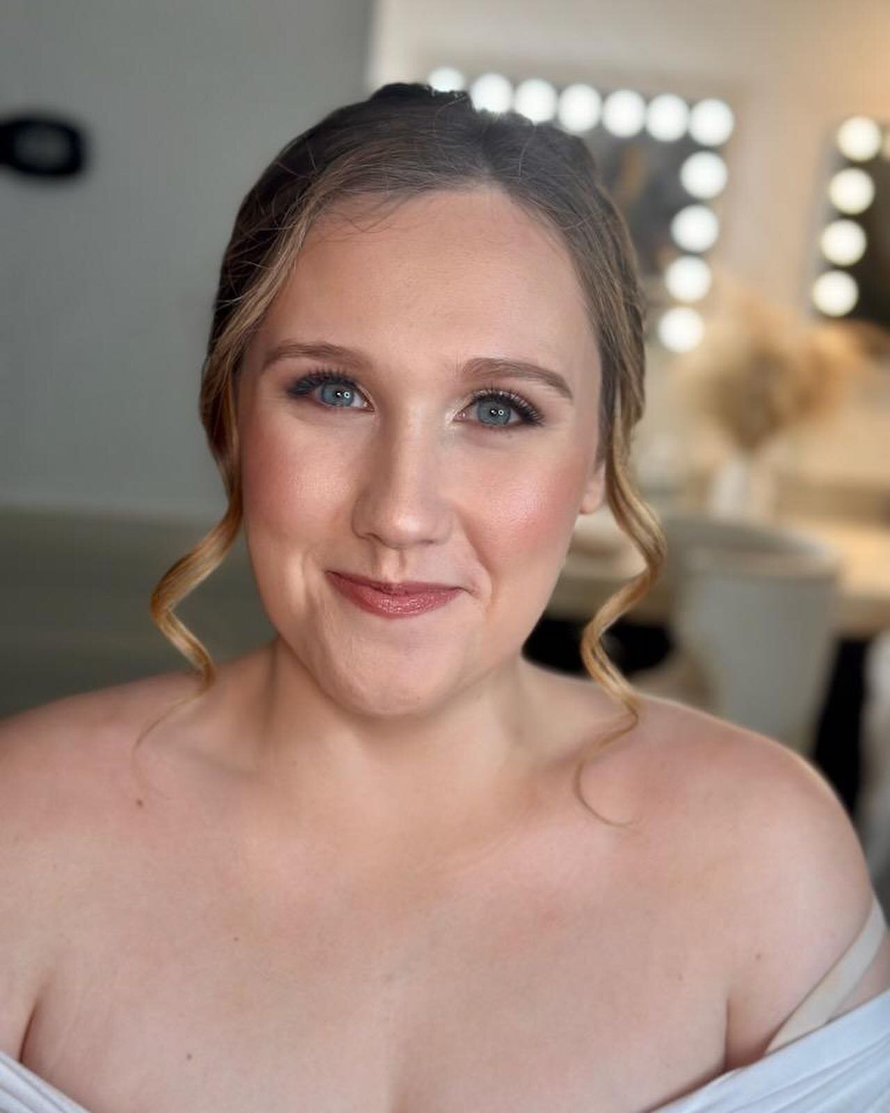 This beautiful bride had pink tones on her eyes with glowy airbrush foundation, individual lashes, and a nude-pink lip 👄✨ Makeup by @glamourbycolleen