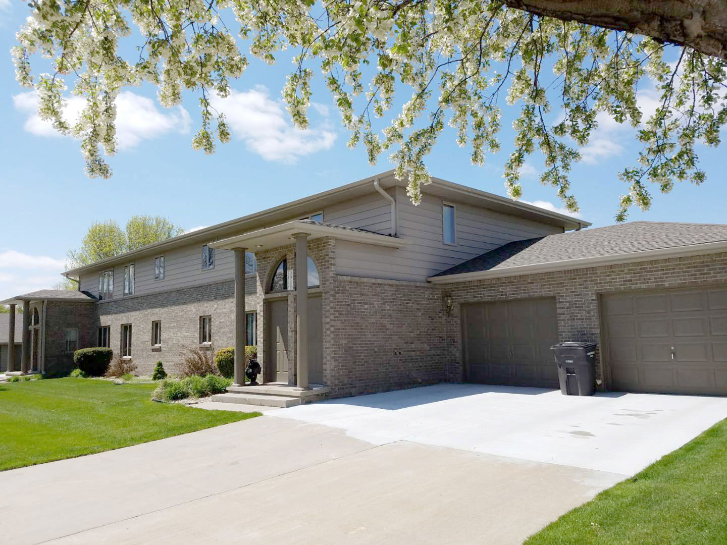 Brentwood Apartments Exterior