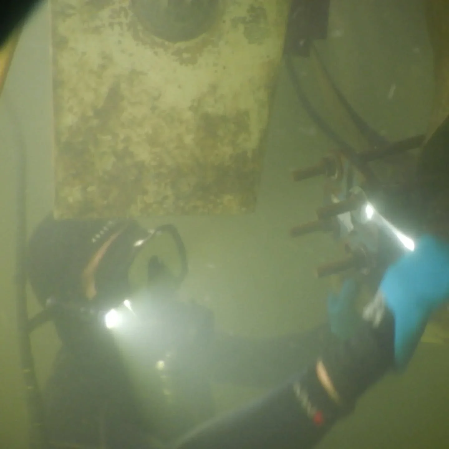 @scubasamdiving and @adrenalinejunkie2000 pulling a pair of props off a 42' Tiara using a Walter 2N puller. Luckilly they came off without too much fuss. We love hearing them pop! 🛥🔧🔩