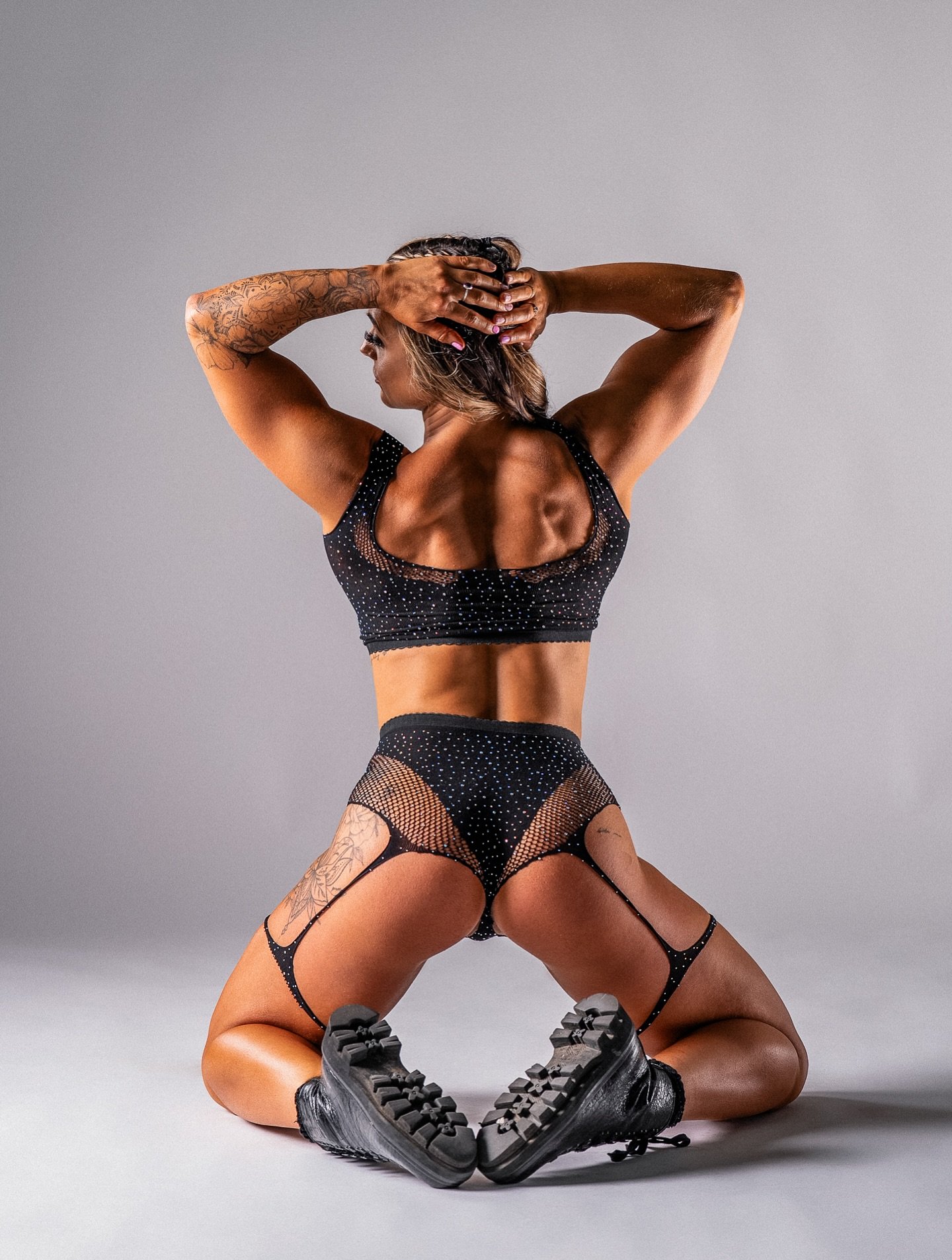 Sometimes in fitness photography, simplicity is the key to powerful visuals. 

Using plain backdrops allows the client to take center stage, showcasing their strength and dedication without distractions. This minimalist approach amplifies their uniqu
