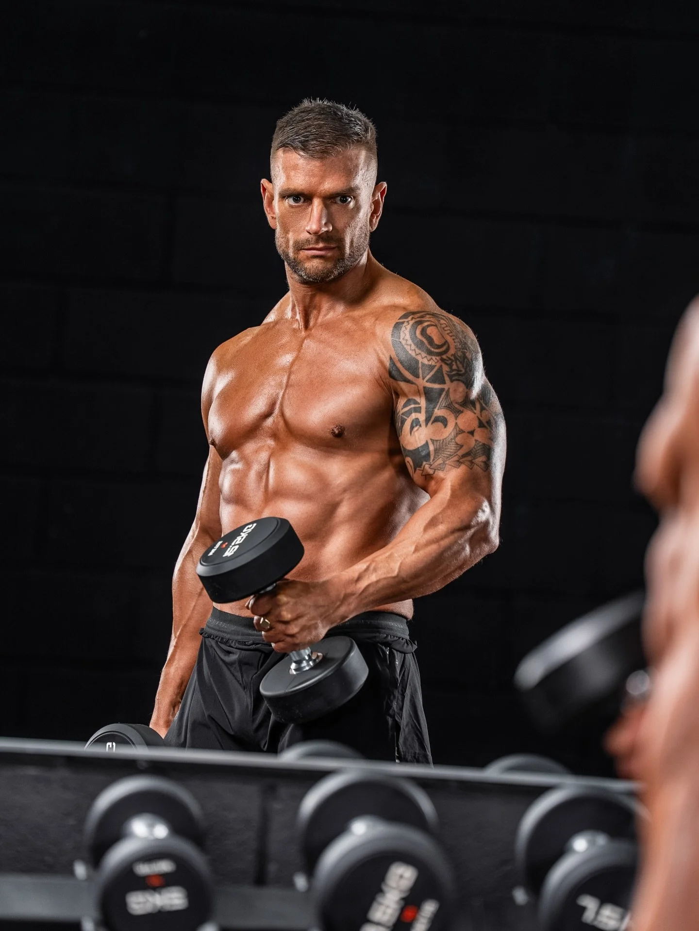 Strong bodies deserve strong visuals.

Every shoot is crafted to highlight shape, detail and attitude! 📸

#fitnessphotography
#athleteportrait
#physiqueshoot
#fitnessphotoshoot