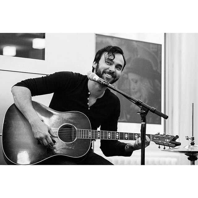 File under hunky musicians: the talented @shakeygraves back when we could get face to face without masks. 
Who misses live music?!!! .
.
.
.
.
#shakeygraves #musician #musicianportrait #missinglivemusic #livemusic #bnwrocknroll #blues #austintexas #j