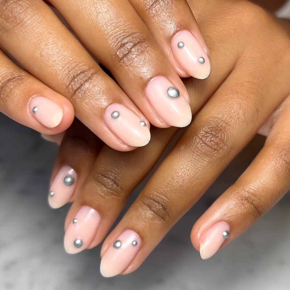 Chrome dots inspired by @nycnailroom 

#nailexec20min #chromenailart #nailaddict #naildesigns #sfnails #sfnailtech #nailexecutive