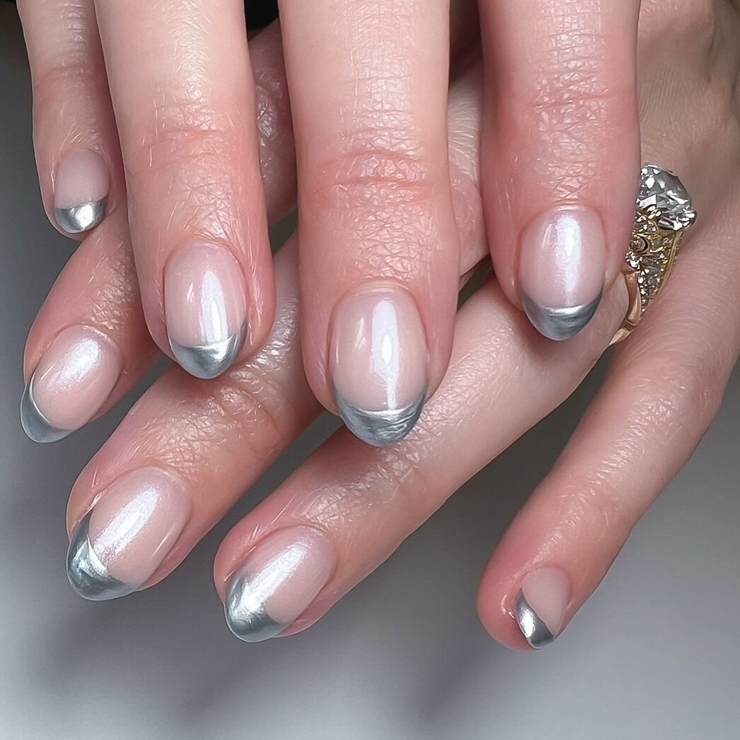 Silver french tips with glazed donut chrome 🩶

#nailexec40min #sfnails #nailsnailsnails #nailexecutive #frenchmanicure #sfnailtech #glazedchrome