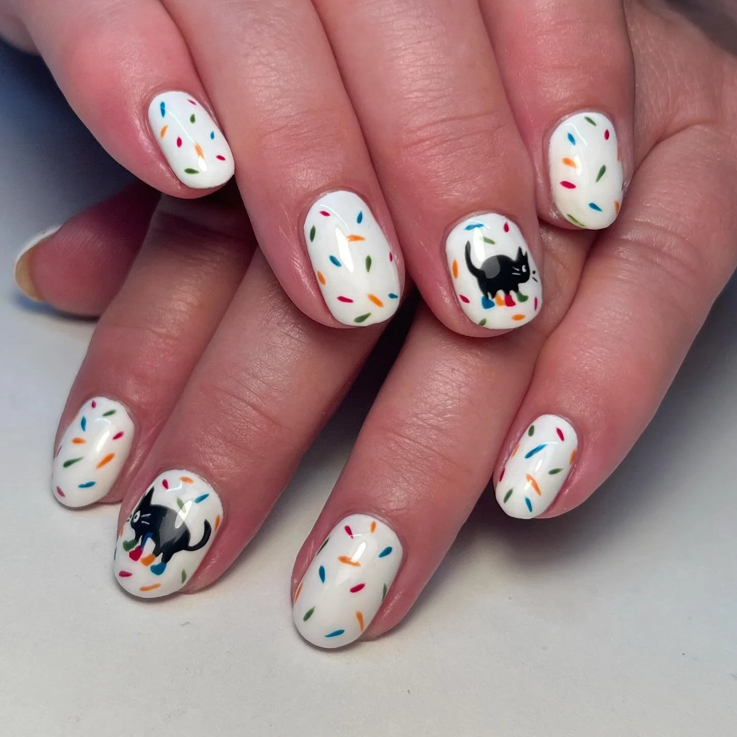 Wintery white kitties 🤍🐈&zwj;⬛🤍
.
.
.
.
.
#nailexec50min