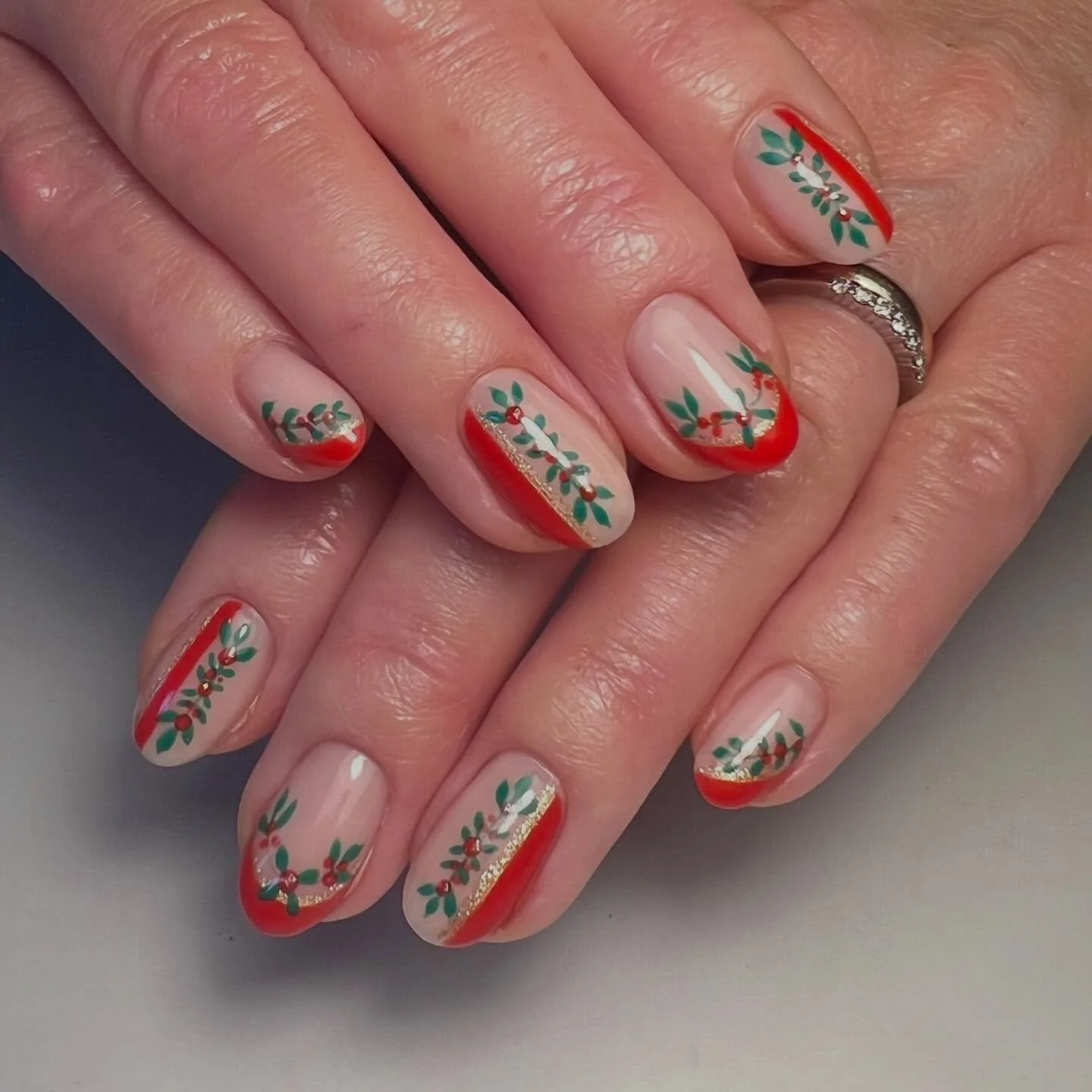 Holiday cheer inspired by @paiwaloves ❤️🎄💚
.
.
.
.
.
#nailexec50min