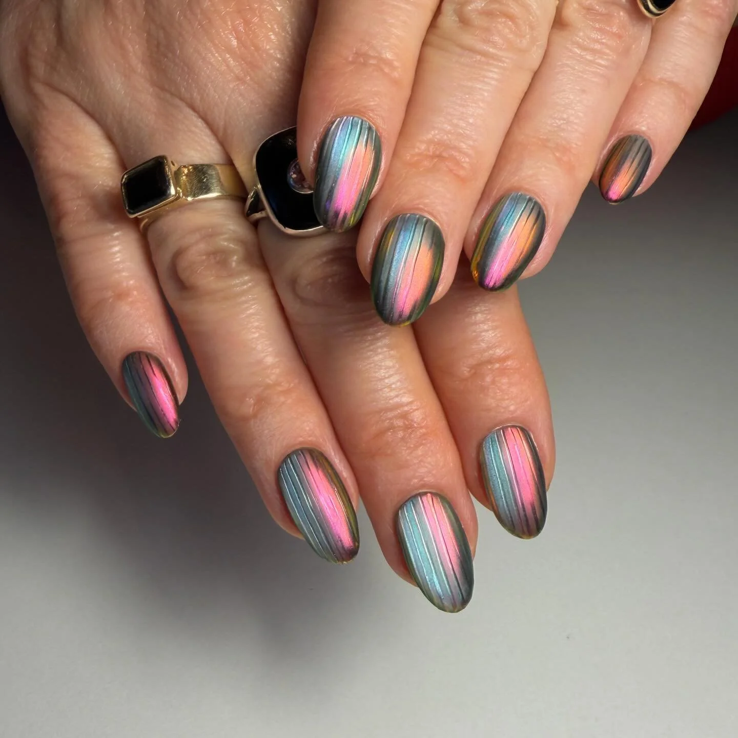Ribbed glass with iridescent chrome 💿 for the very wonderful and multi-talented @foxanddoll 
.
.
.
.
#nailexec50min #cocktailglassnails #ribbedglassnails