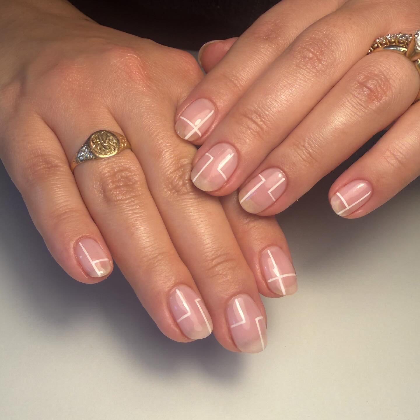 Dainty lines 🤍
.
.
.
.
#nailexec20min