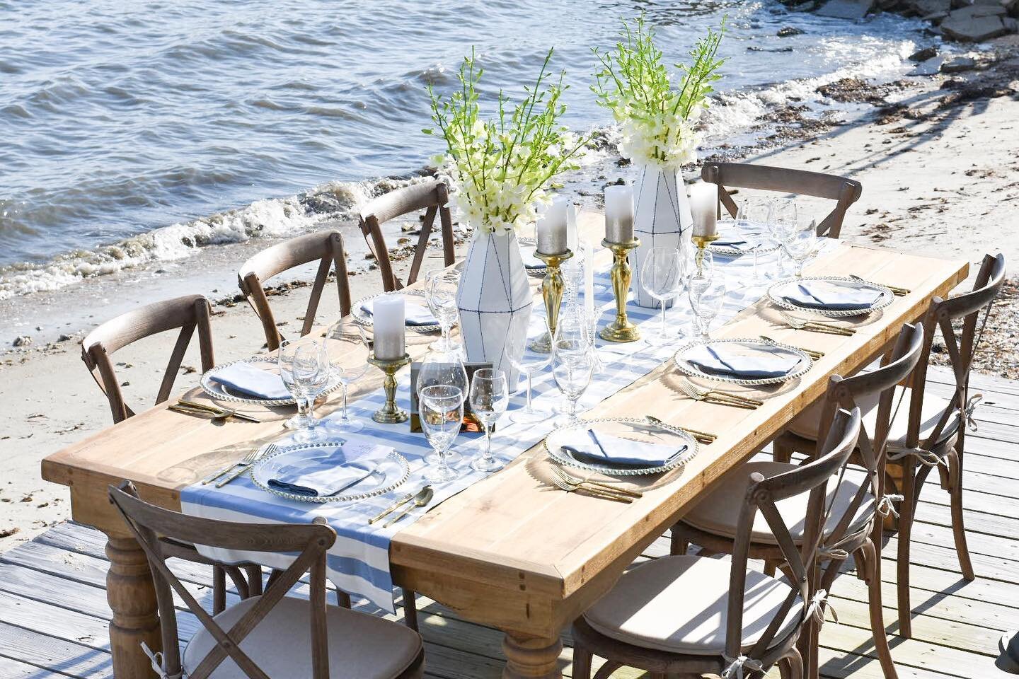 Dinner on the water anyone? Swooning over last nights dinner party setup in Morehead City! 🥂🍴