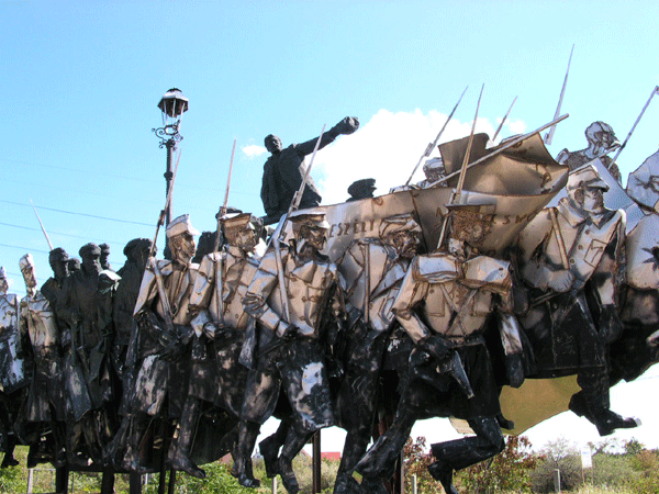 T he Béla Kun Memorial (detail) (Rethly Akos photo ) The photo of the Béla Kun Memorial on the ESSAYS page is from a.b. journey
