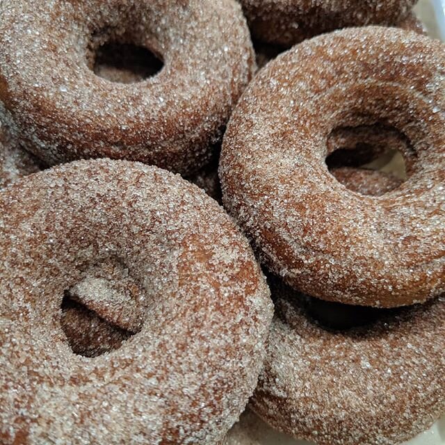 Start the New Year off right 😍 We're here til 5 😉
.
#glutenfree #glutenfreedonuts #alwaysglutenfree #glutenfreetreats #glutenfreeappleciderdonuts #glutenfreeciderdonuts #ciderdonuts #vegan #veganglutenfree #vegandonuts