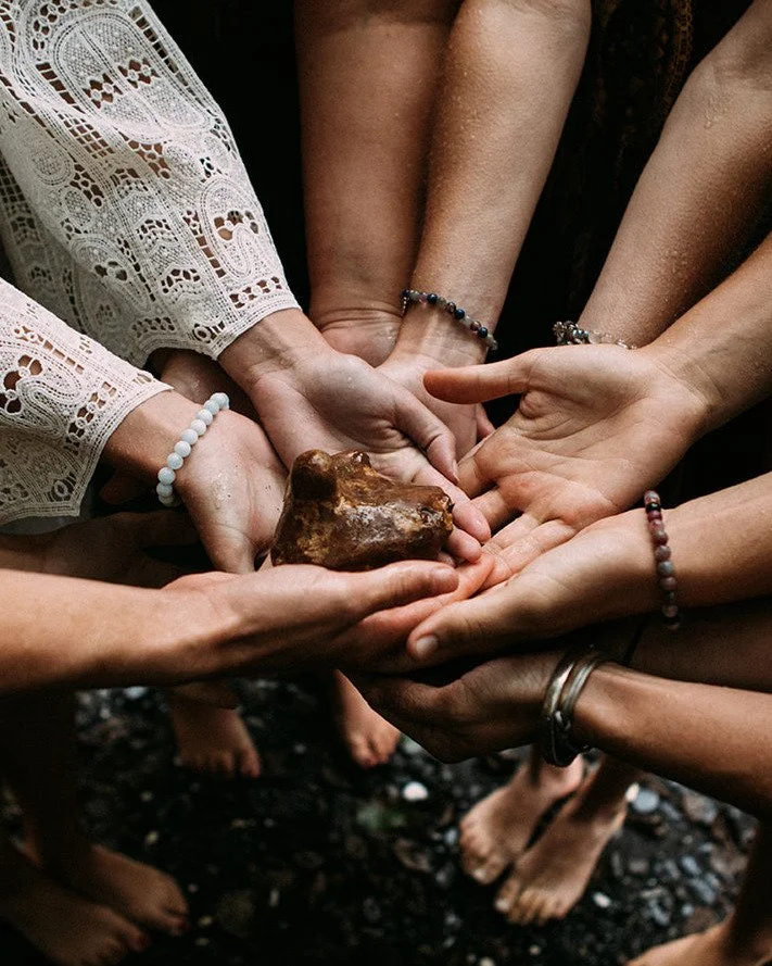 LES CHEMINS DE L'APPARTENANCE 7/7. Aujourd'hui je voudrais ajouter un dernier &eacute;l&eacute;ment dans mon introduction &agrave; la notion d'appartenance &agrave; un lieu de ces derni&egrave;res semaines : les pratiques culturelles qui soutiennent 