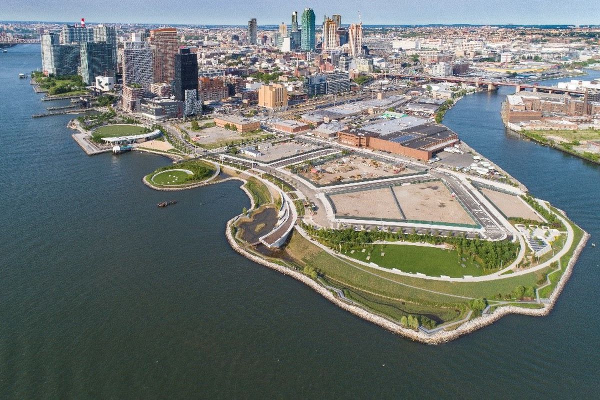 Western border of Queens, East River