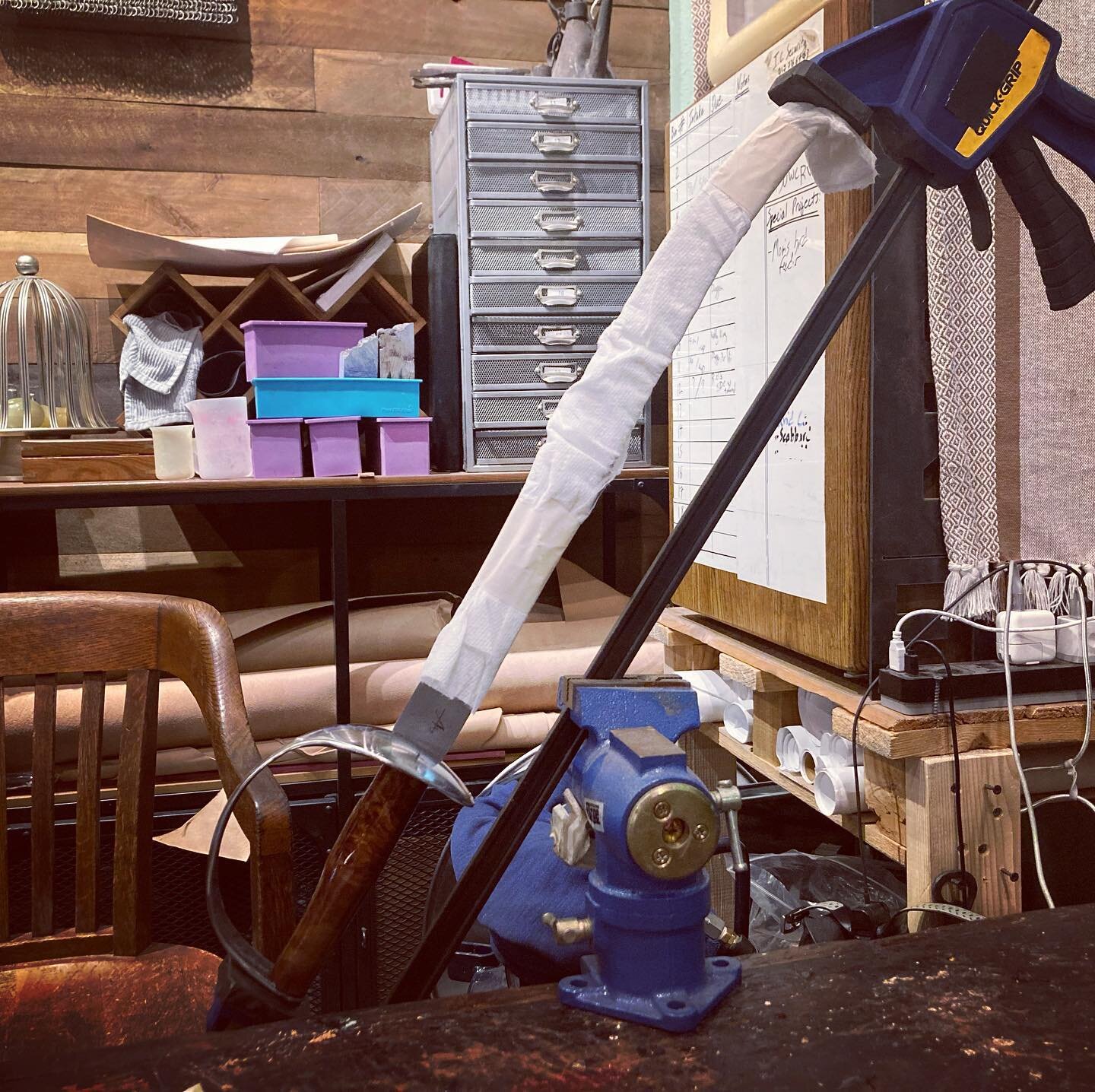 Doing a glue up on a champagne sabre

#bladesmith #blacksmith #swordsmith #knifeporn #customknives #forged #knifesale #knifemaking #knife #sword #brooklynartist #kitchenknife #StudentsOfNazz