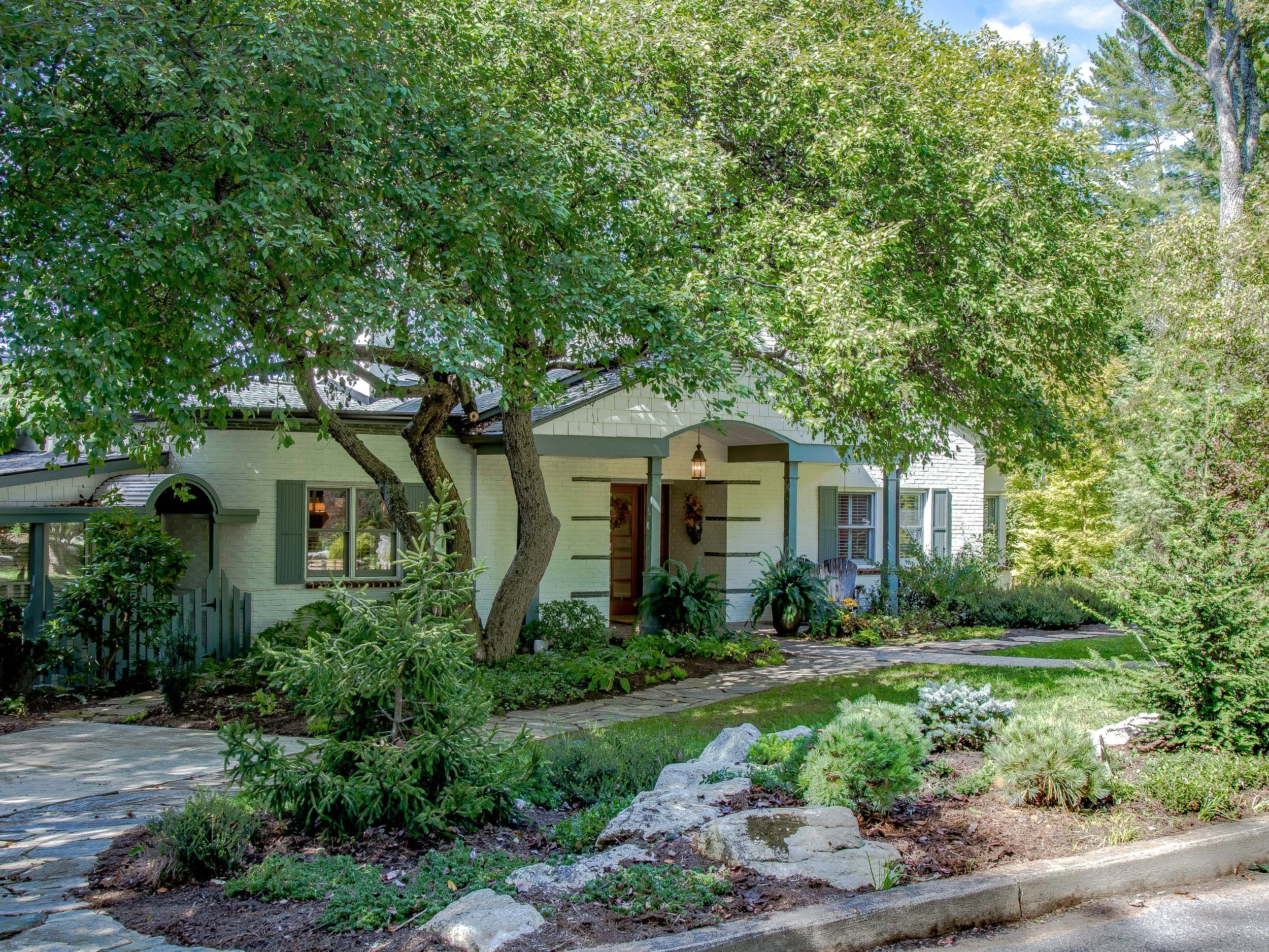 Closed I 90 Marlborough Rd I Lakeview Park I 4BR/3BA I $ 925,000.00